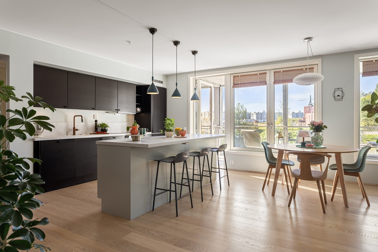 Kjøkkenet har en flott innredning fra Sigdal som er praktisk utformet med en funksjonell og flott kjøkkenøy. Galleribilde