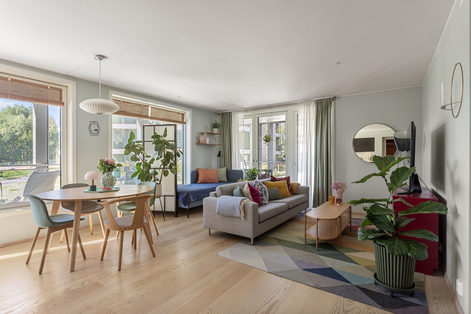 Leiligheten har en en god og praktisk planløsning som gir rom for både store og små familier, og mennesker i alle aldre og livsfaser. Galleribilde