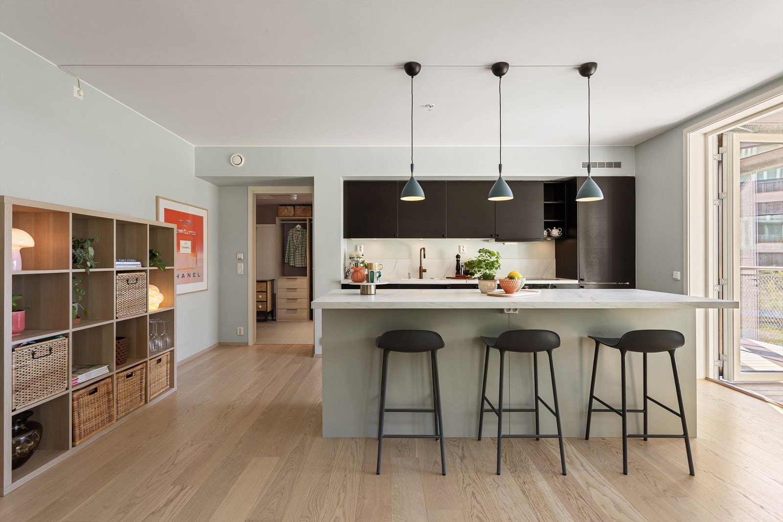 Det er rikelig med både skap- og benkeplass til matlagingen, og kjøkkenøyen gir både ekstra sitteplasser og arbeidsplass. Galleribilde