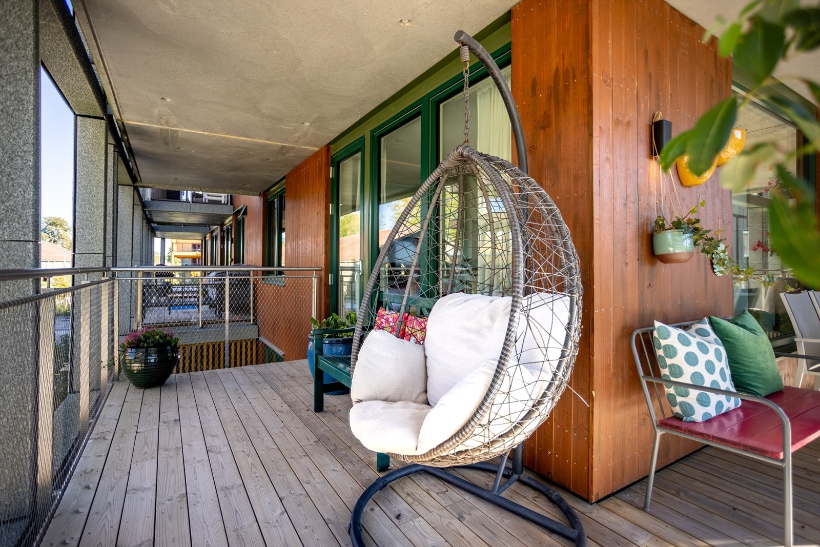 Balkongen går rundt hjørnet, og utgjør en herlig forlengelse av stuen på sommerhalvåret. Galleribilde