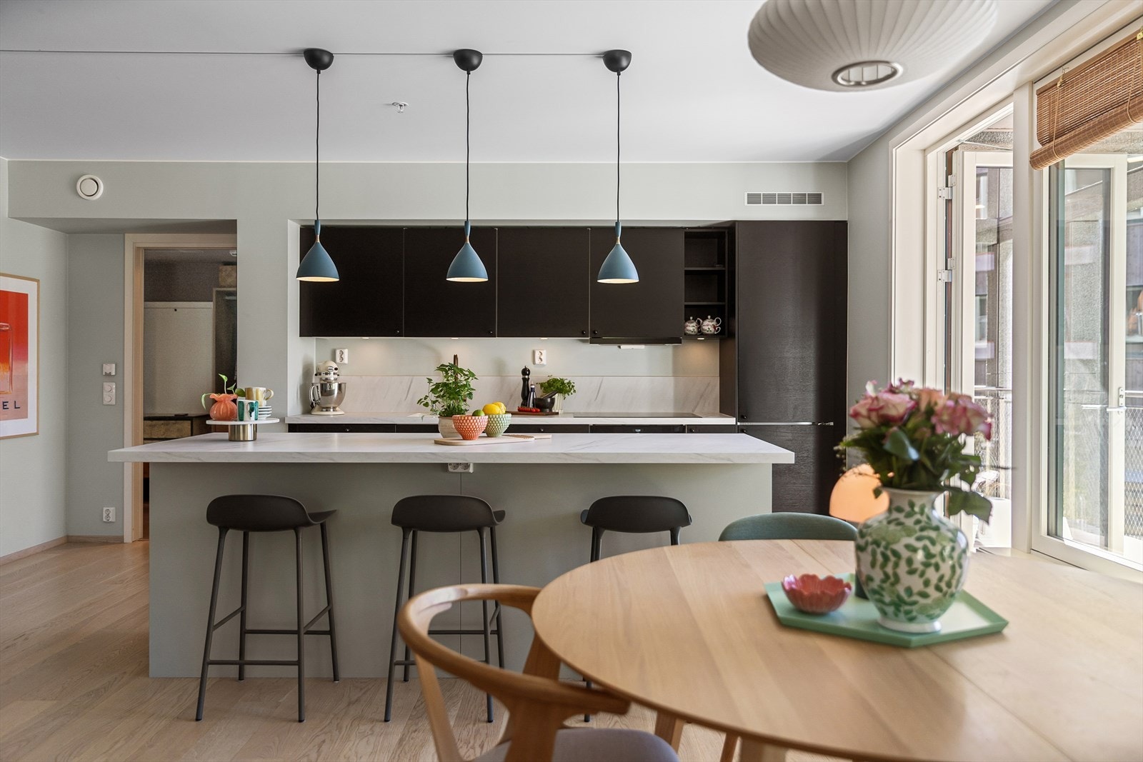 Innredningen består av laminat benkeplate, plate over benk, ventilator vifte og nedfelt kum. Galleribilde