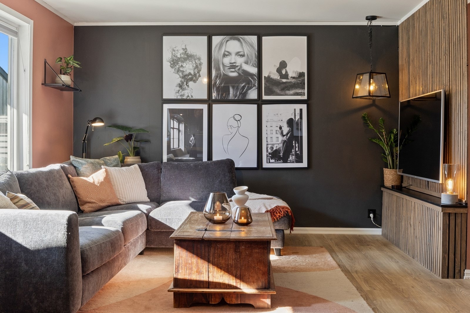 Rommet har glatte vegger malt med moderne farger, kontrastvegger og lunt gulv. Galleribilde