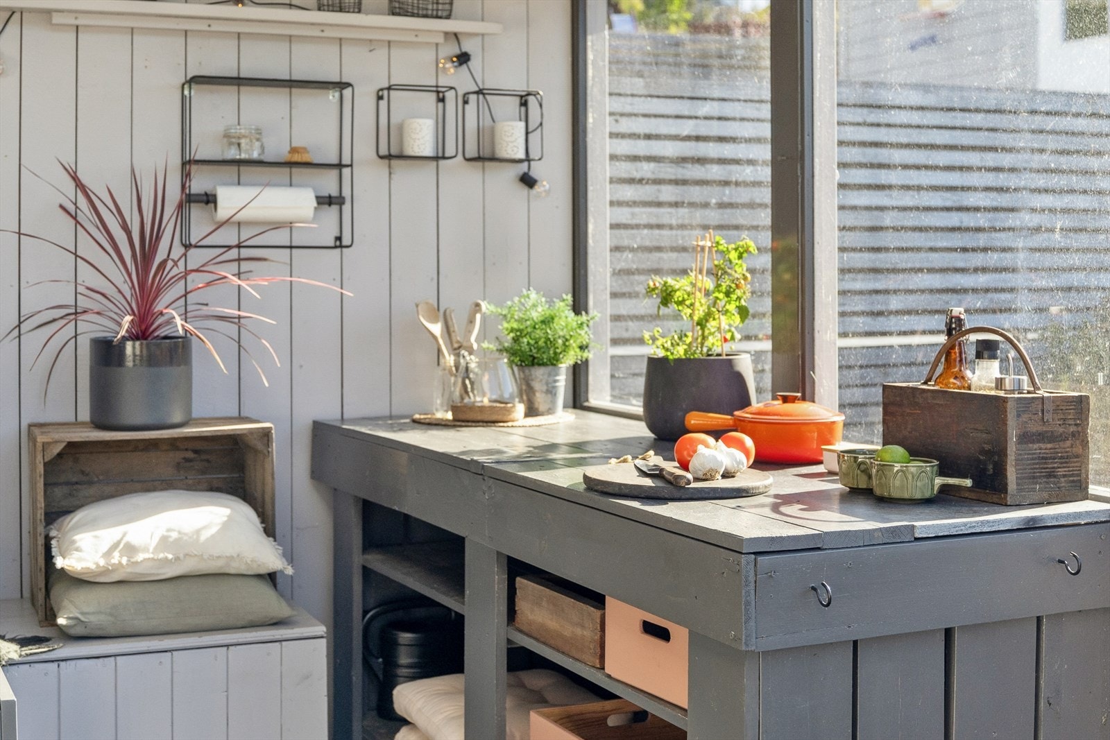 Her er det innredet med et praktisk utekjøkken. Galleribilde
