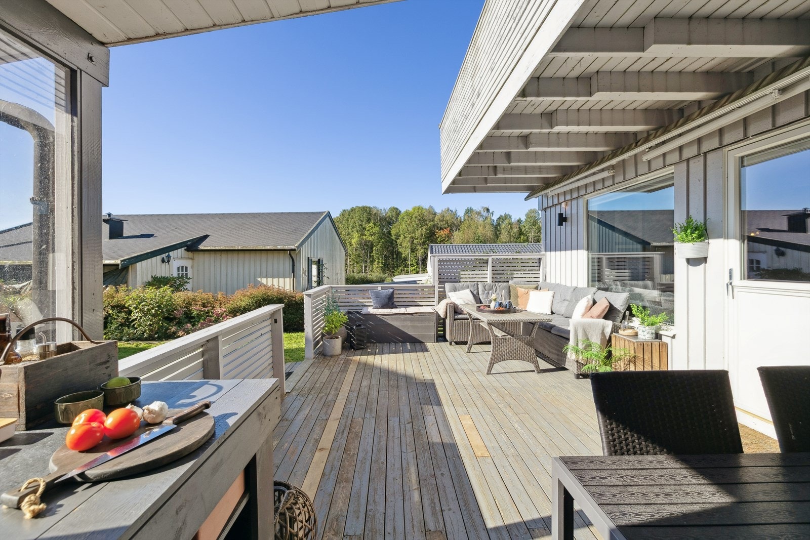 Terrassen blir en forlengelse av stuen på varme sommerdager. Galleribilde