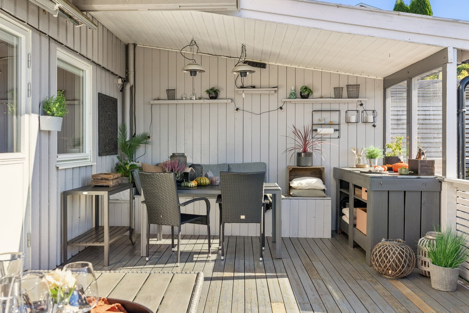 Her er det god plass til å innrede i flere soner, samt en koselig spisekork med plassbygd benk og utekjøkken. Galleribilde