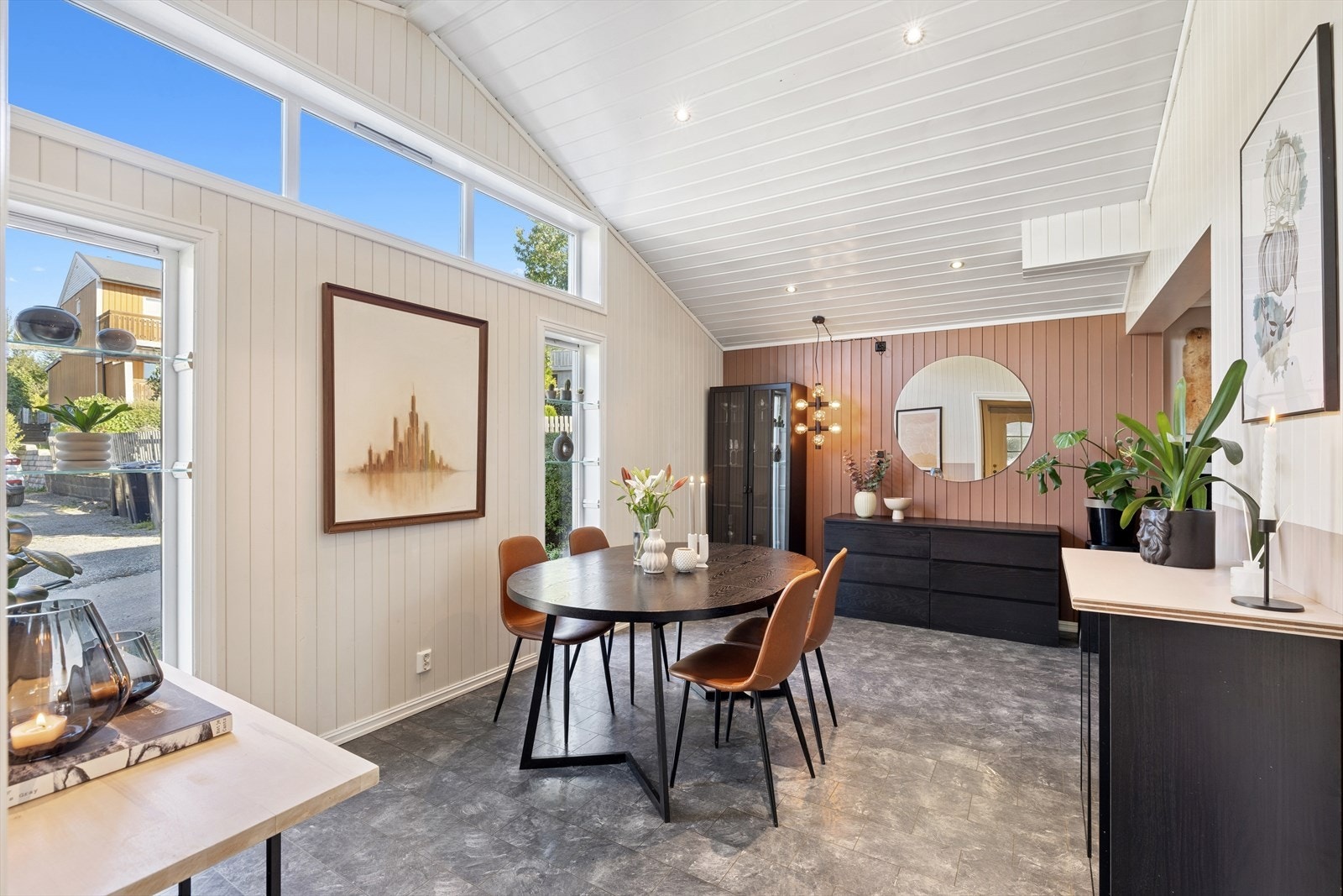 Her er det god plass til å samle venner og familie rundt et stort spisebord til å nyte et bedre måltid sammen. Galleribilde