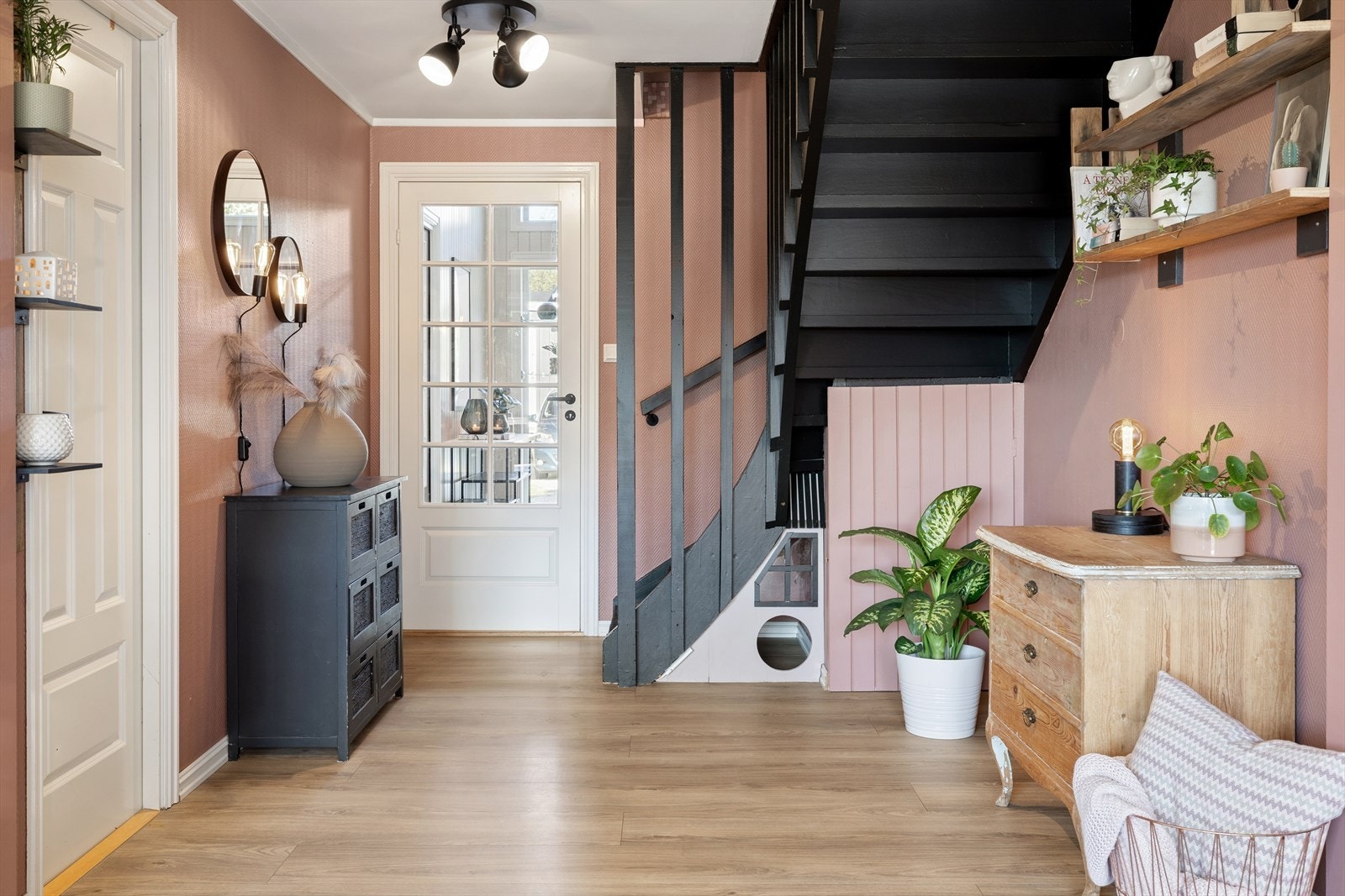 Boligen byr på en praktisk planløsning over to plan som har god plass til hele familien. Galleribilde