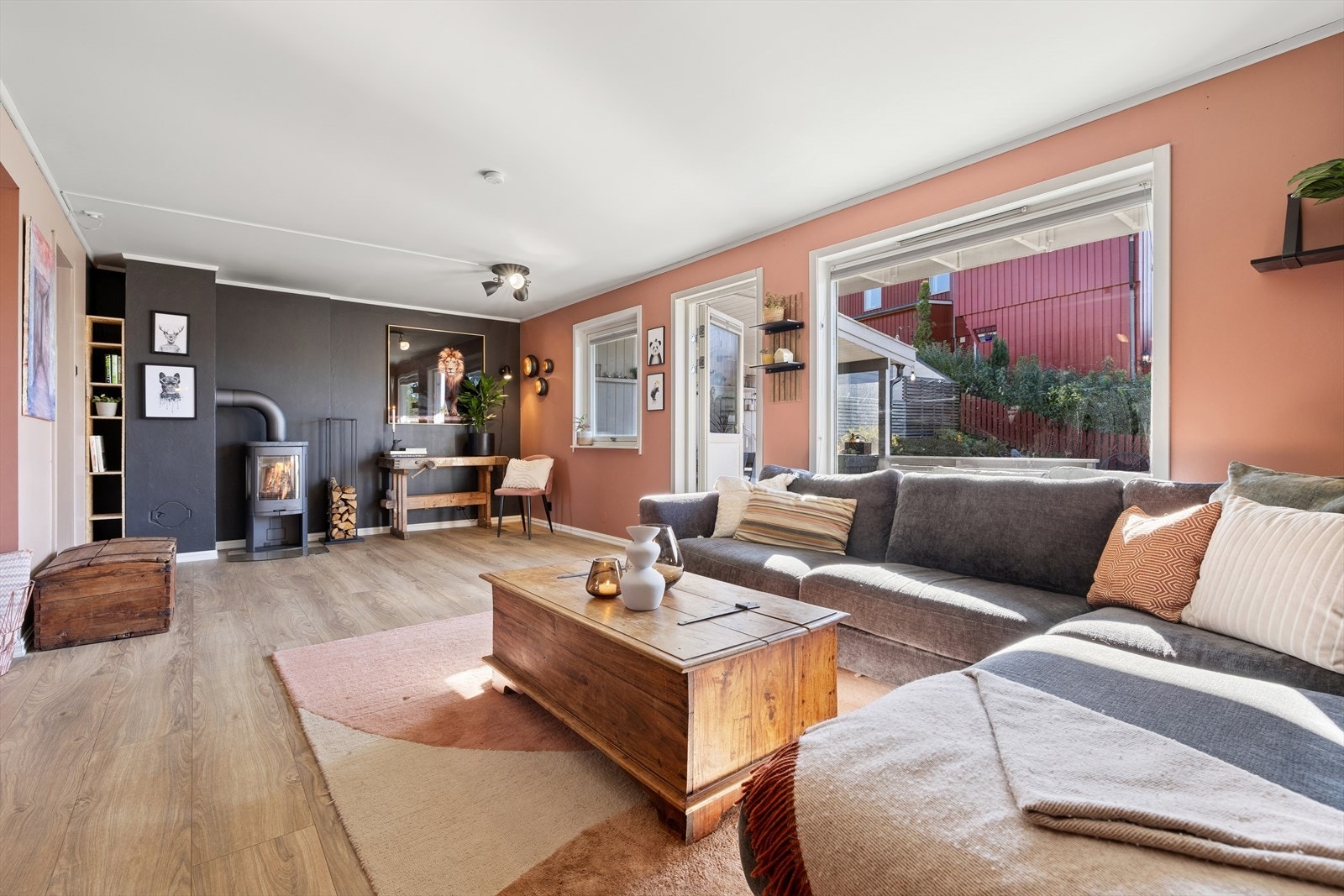 De gode vindusflatene slipper rikelig med naturlig lys inn. Galleribilde