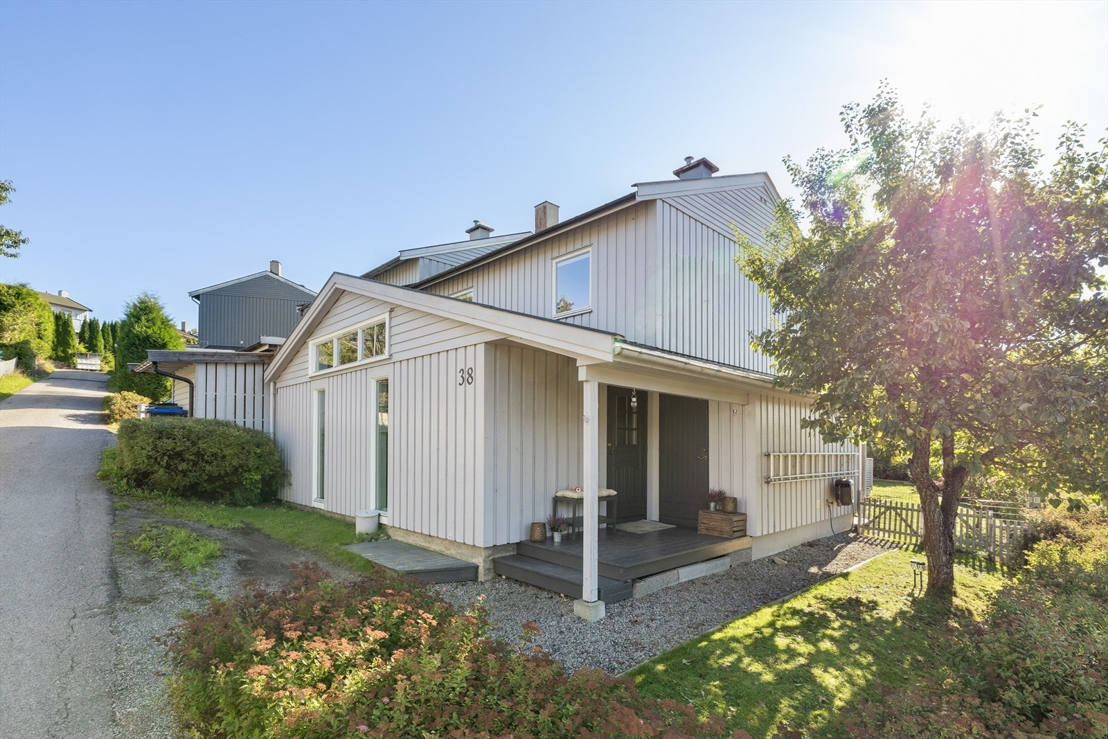 Her får du en eneboligfølelse hvor planløsningen er praktisk og passer godt for en barnefamilie, eller om du skulle ønske litt mer plass. Galleribilde