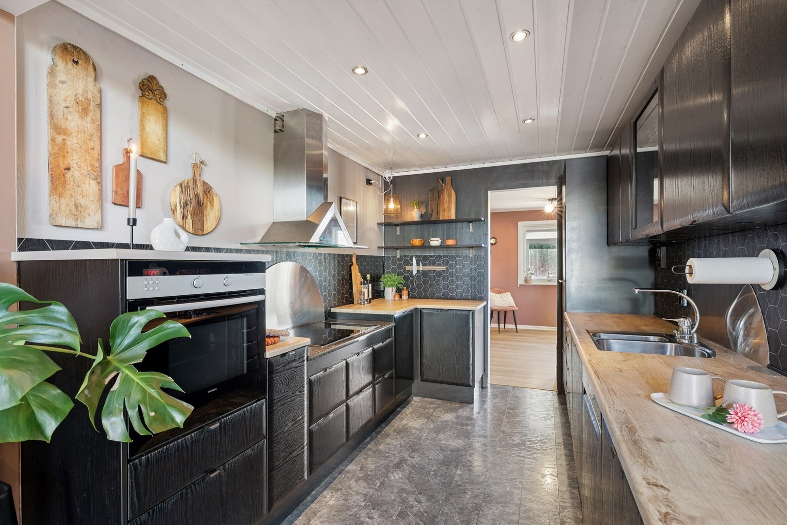 Kjøkkenet har innredning med glatte fronter og benkeplate for et stilrent uttrykk. Galleribilde