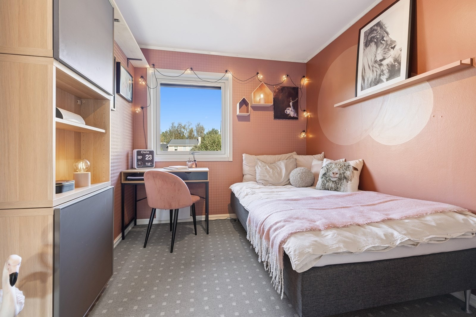 Alle soverommene har god plass til stor seng, tilhørende møblement og oppbevaring. Galleribilde