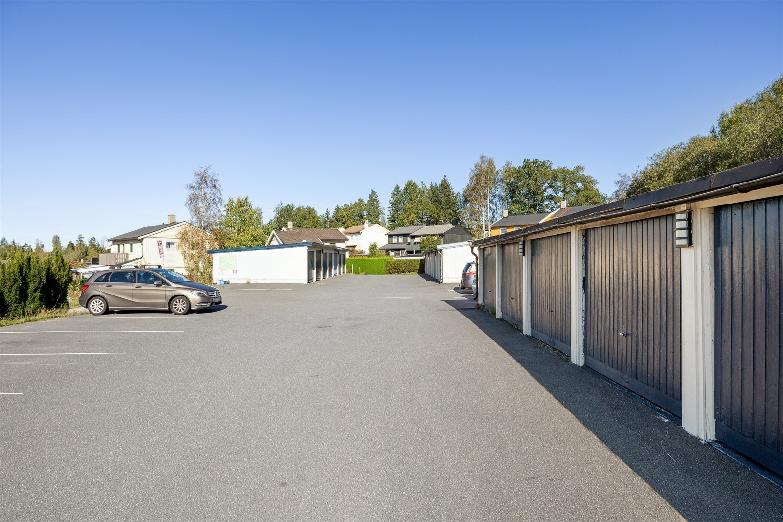 Parkering i felles garasjerekke. Galleribilde