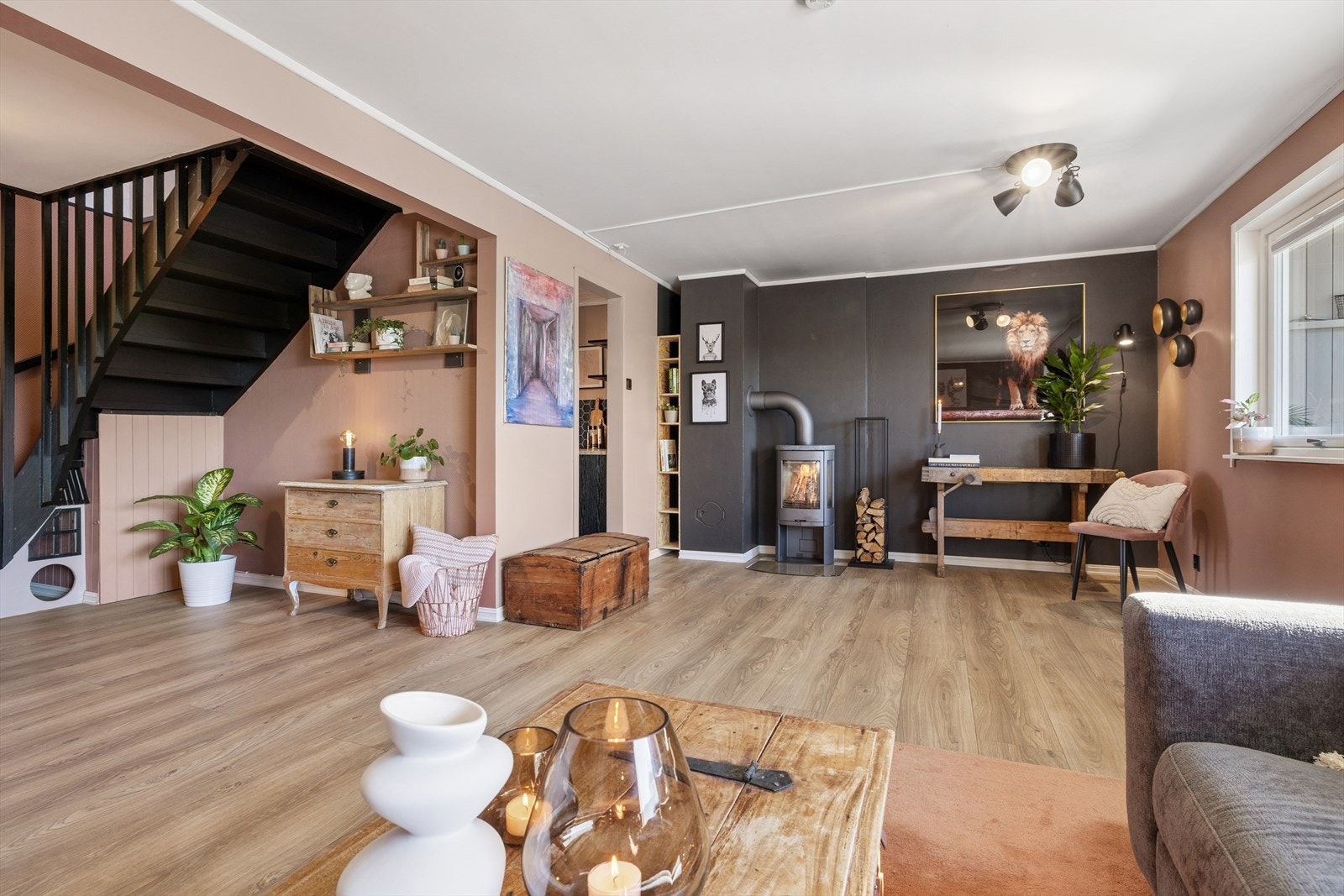 Det er montert en pen peisovn som varmer godt på kalde dager. Galleribilde