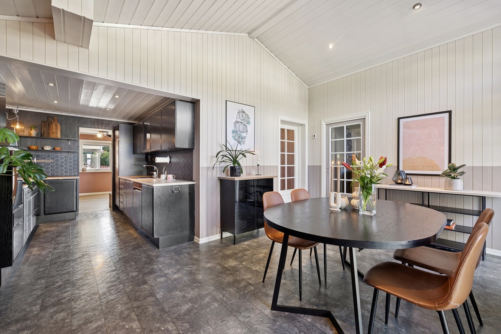 Den påbygde delen av boligen gjør at man får et fint allrom. Galleribilde