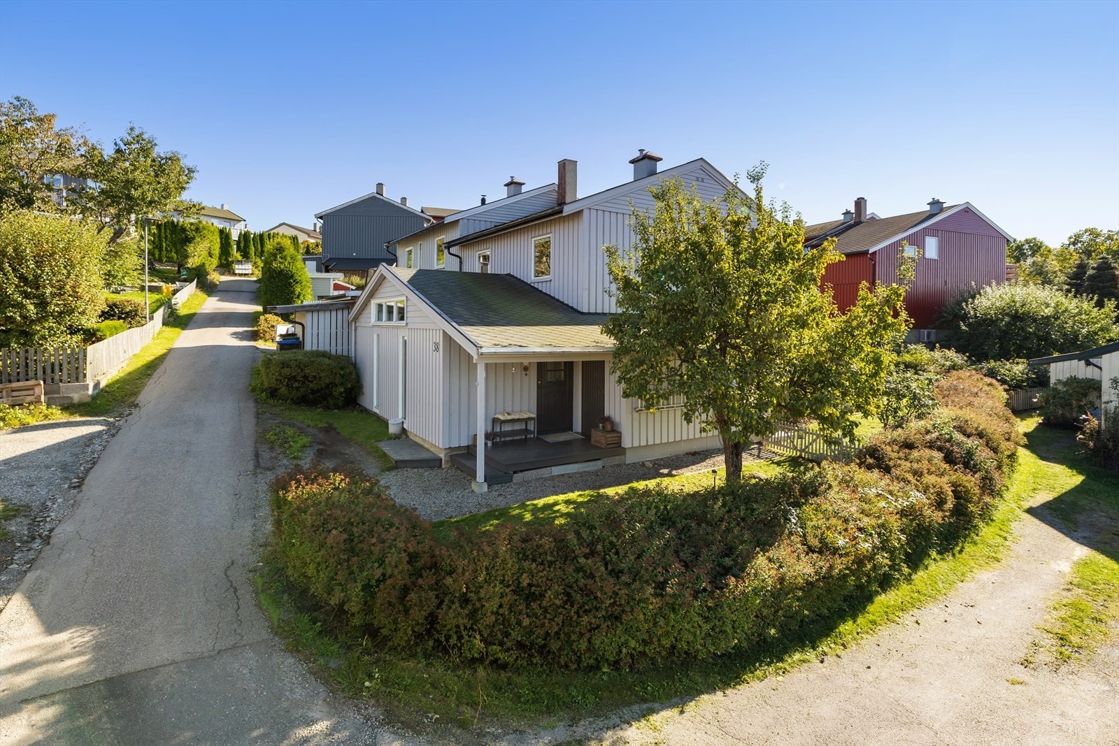 Boligen ligger fredelig til i en blindvei, ideell for barnefamilier med lite trafikk og trygge omgivelser. Galleribilde