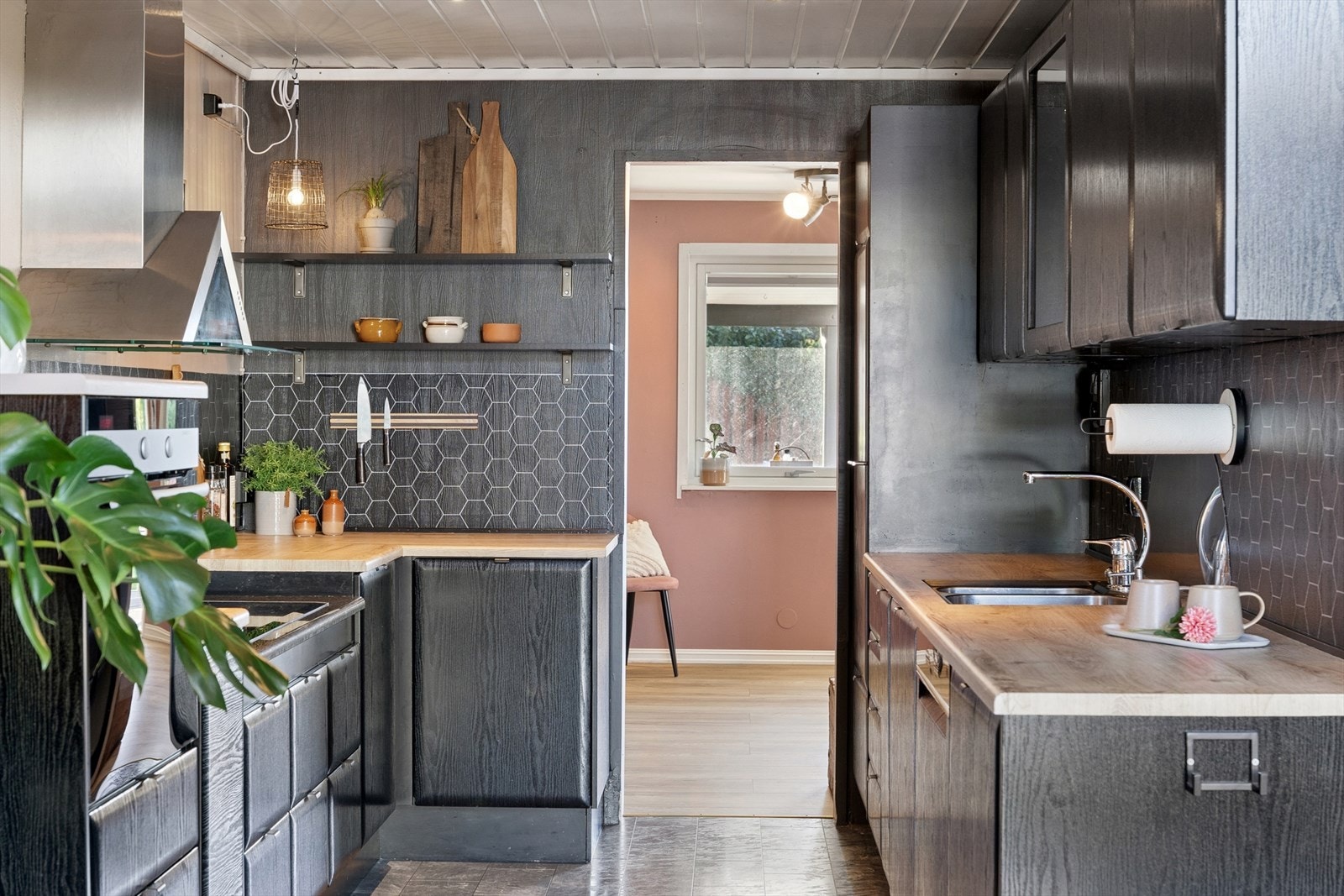 Vegger over benkeplater har laminatplater, praktisk ved matlaging. Galleribilde