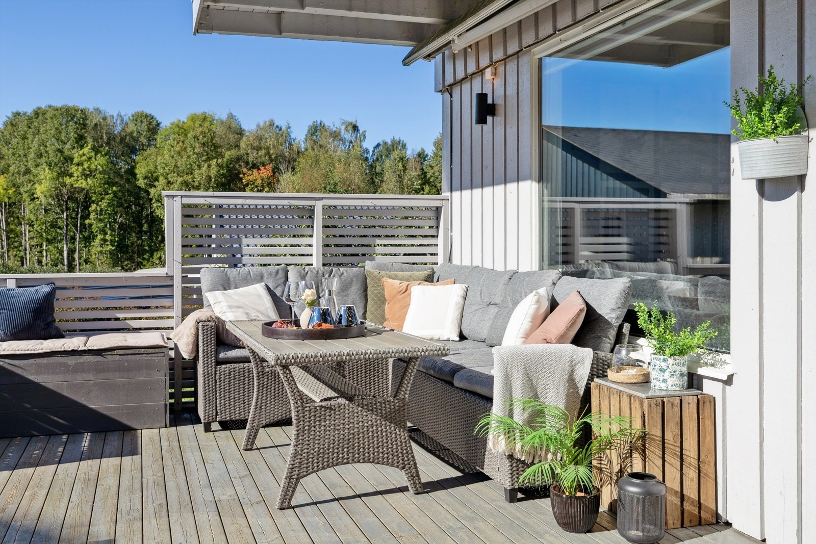Eiendommen bader i sol og man kan nyte sene sommerkvelder i godt lag. Galleribilde