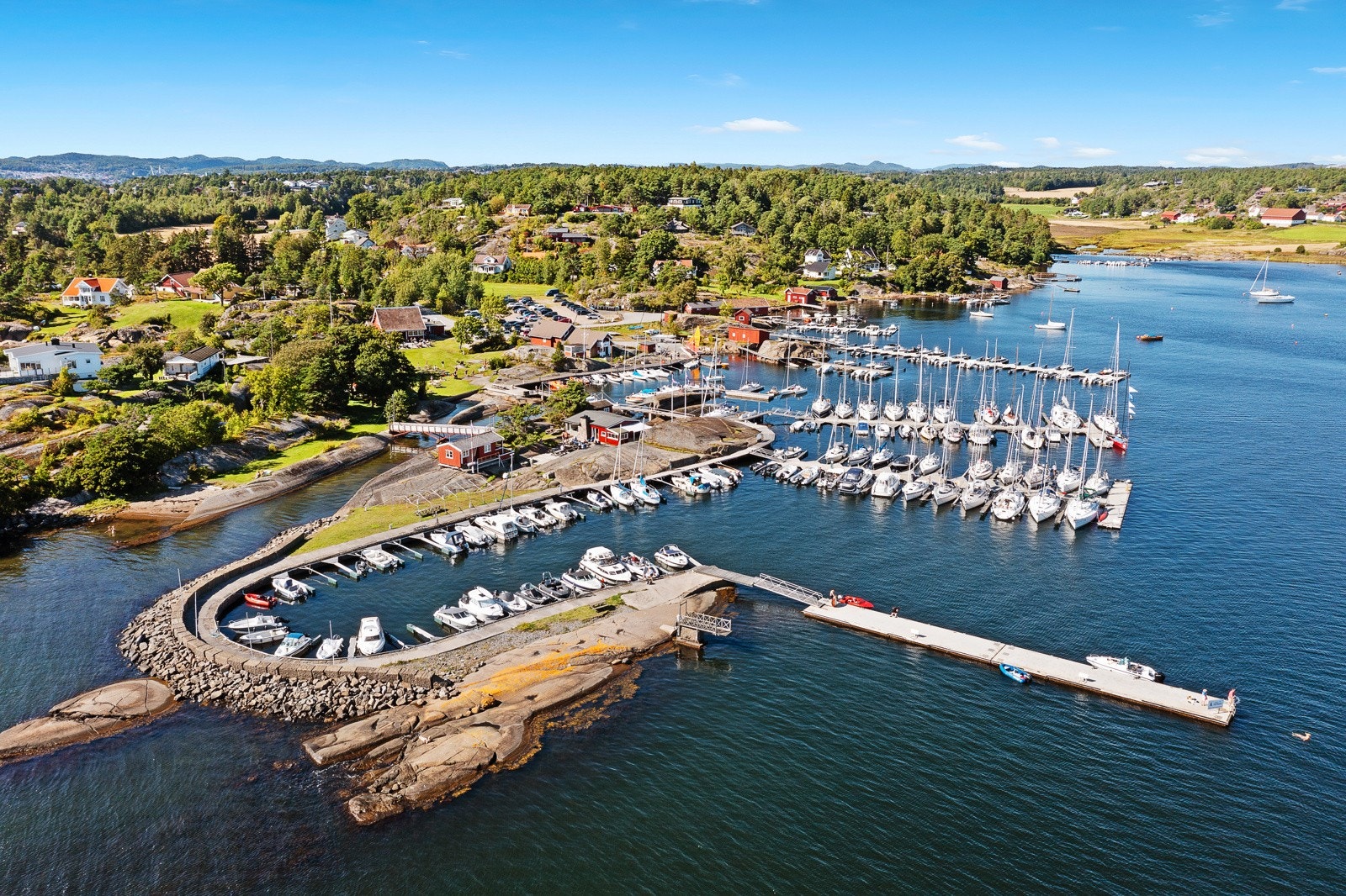 Seilerhytta i Viksfjord er et fantastisk sted for store og små. Båtplasser, restaurant og fantastisk krabbefiske Galleribilde