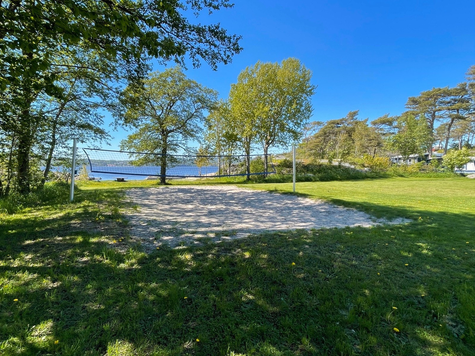 På Gon finner du bl.a. en barnevennlig strand, stupebrett, volleyballbane og kiosk Galleribilde