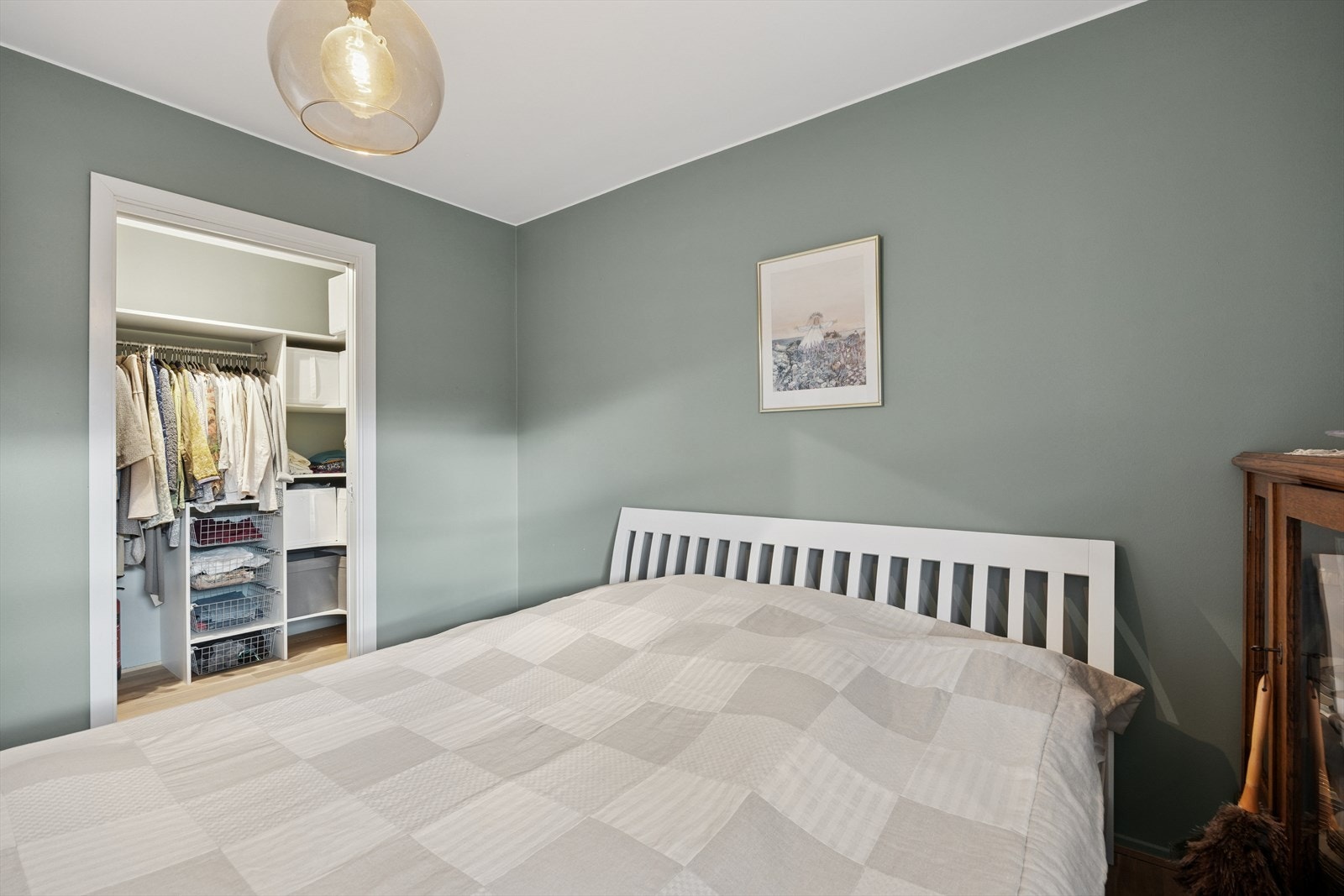 Soverommet har direkte tilgang til et romslig garderoberom i "walk-in closet"-stil, som gir rikelig med oppbevaringsplass. Galleribilde