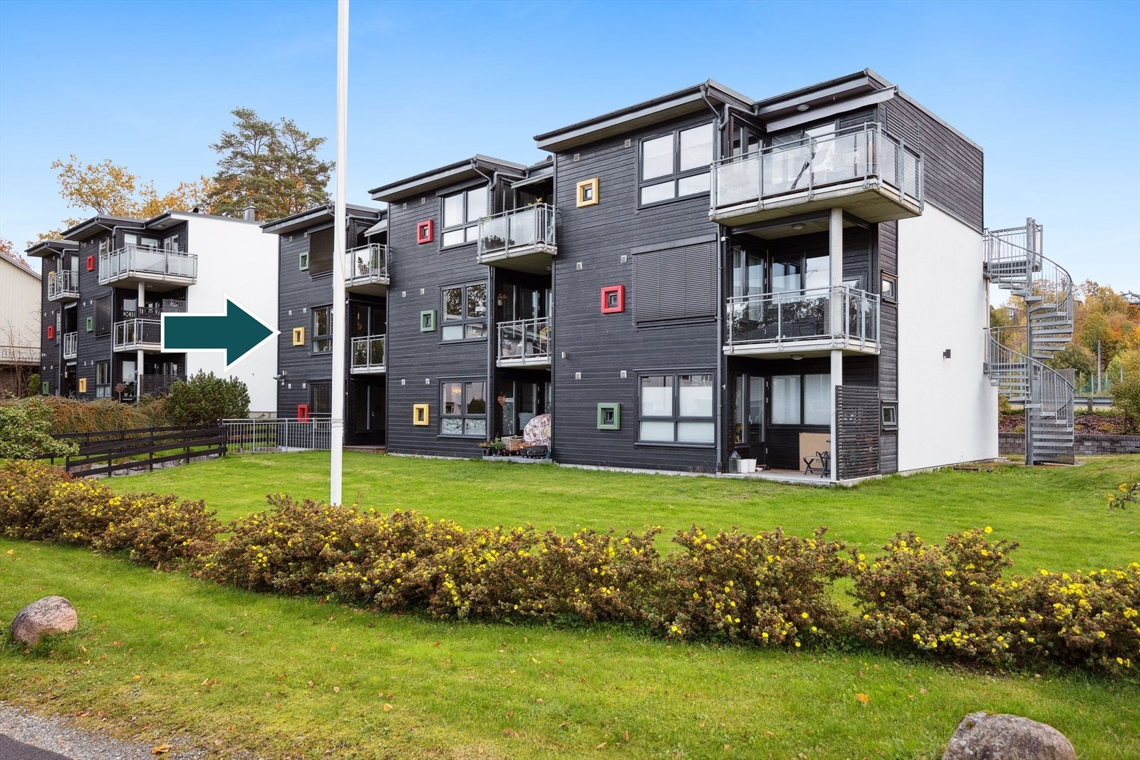 Eiendommen ligger i et rolig og etablert boligområde på Sogsti med kort vei til sentrum, dagligvarebutikker, offentlig transport og skoler/barnehager. Galleribilde