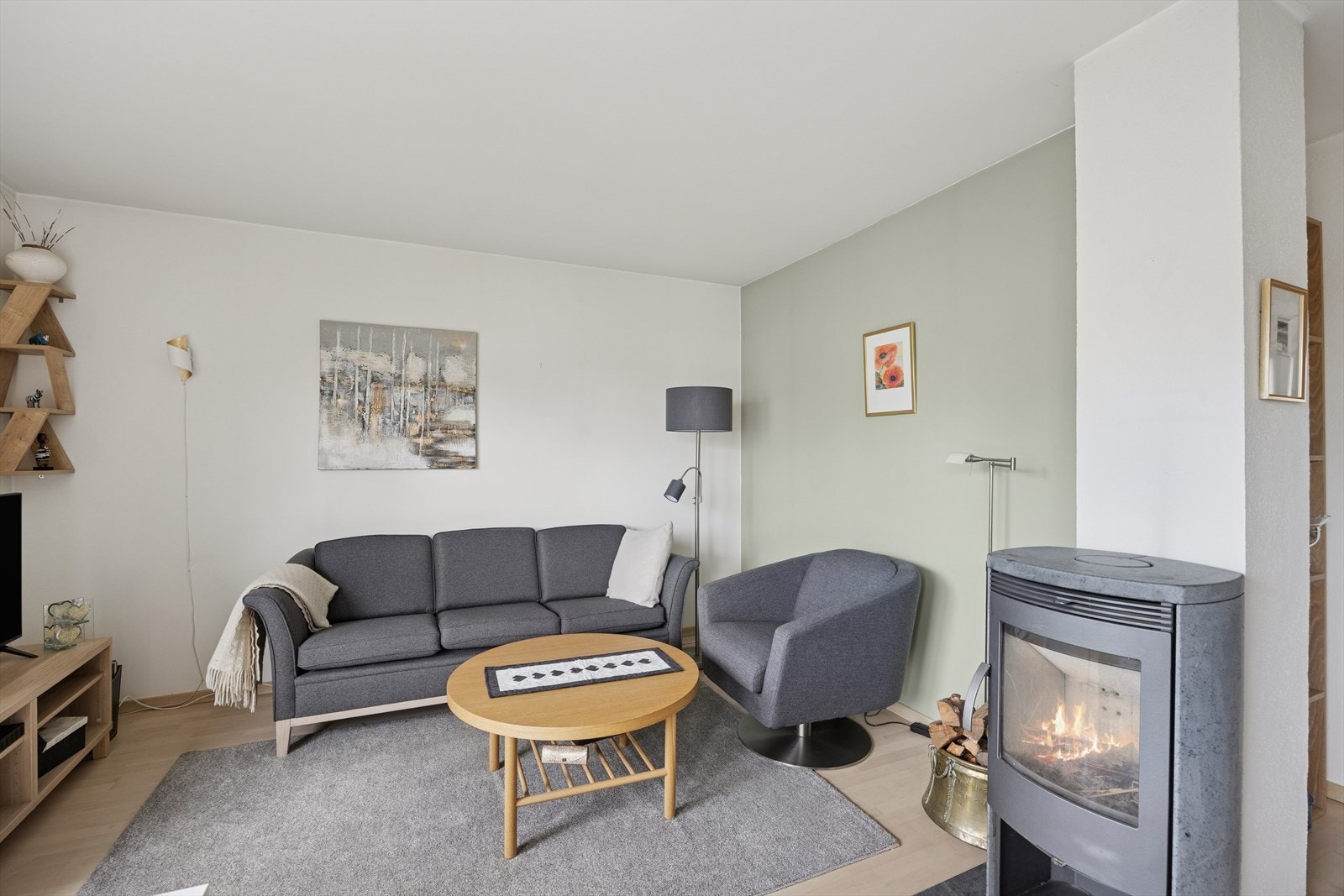 Leiligheten har stemningsfull vedovn som gir ekstra varme gjennom vinterhalvåret. Galleribilde
