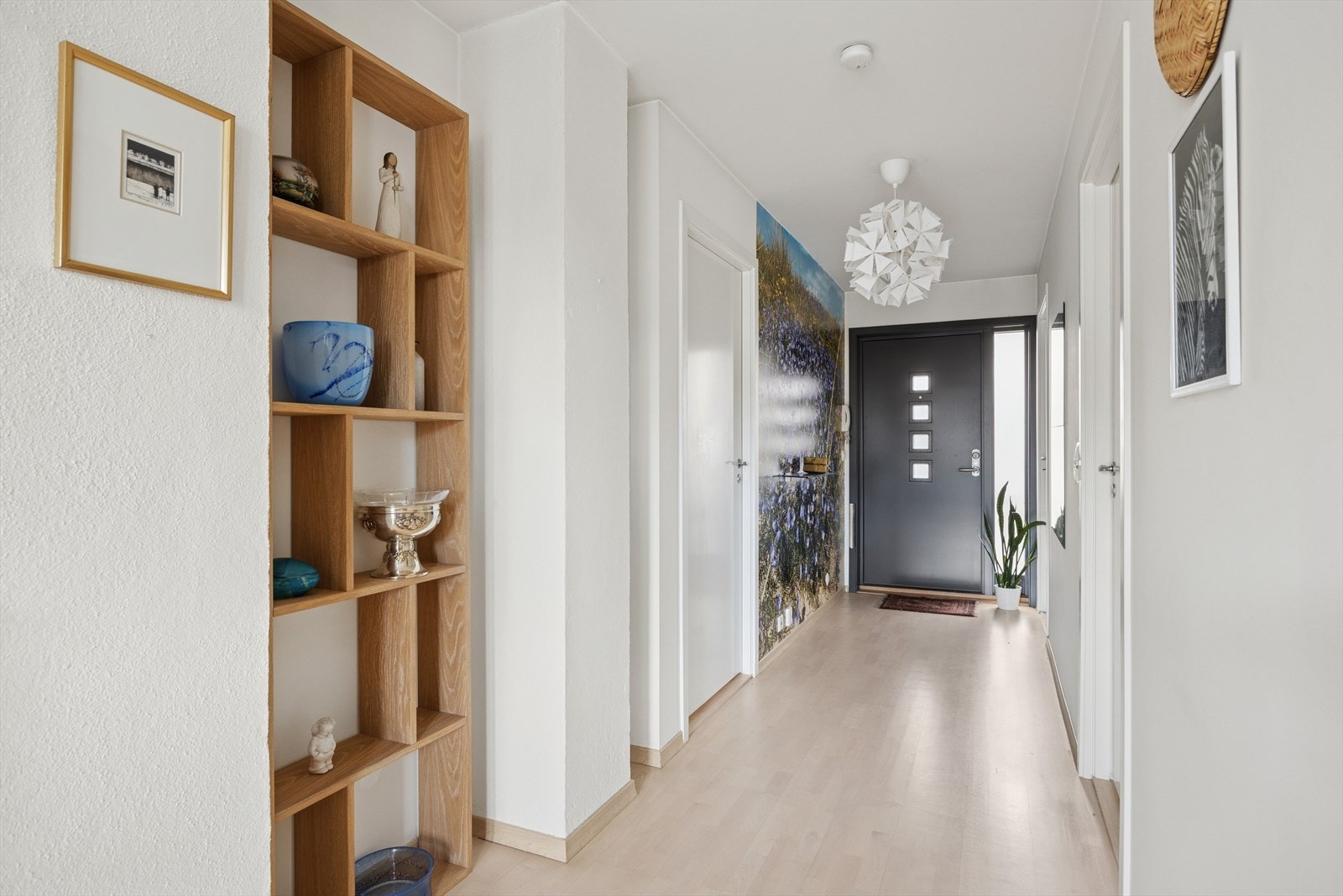 Innenfor døren ønskes du velkommen inn i en romslig entrè. Galleribilde