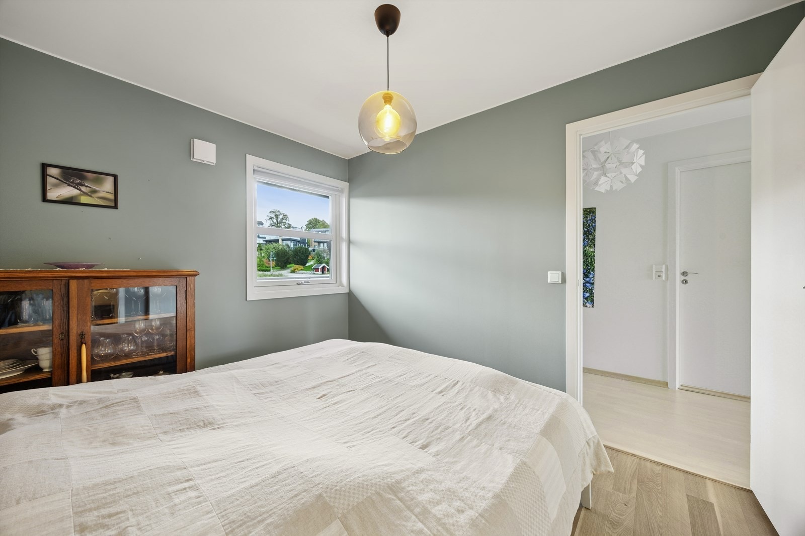 Soverommet og arbeidsrommet er malt i lyse, behagelige fargetoner og har godt med naturlig lys, noe som skaper en rolig og trivelig atmosfære. Galleribilde