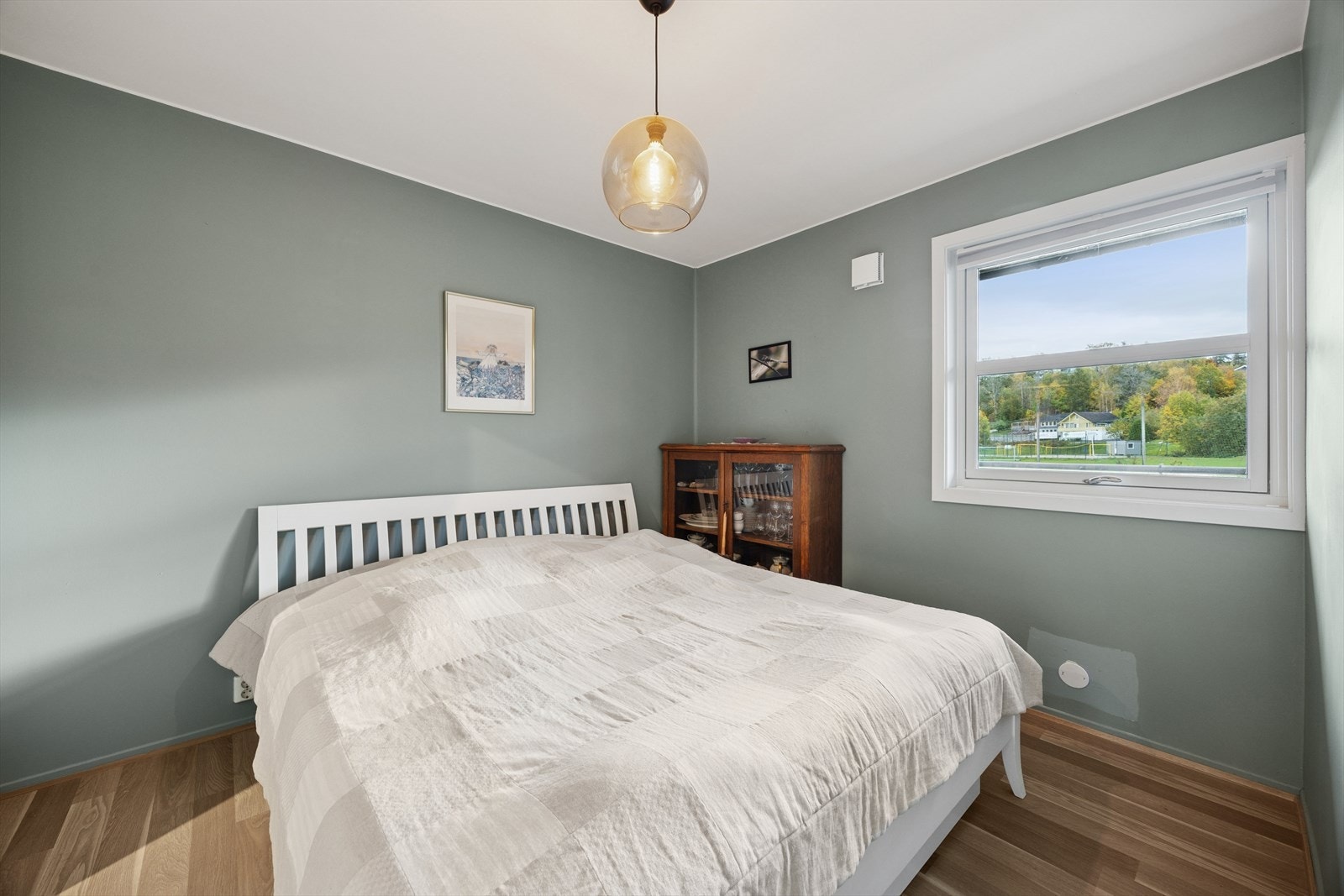 Soverommet har god plass til stor seng og tilhørende nattbord. Galleribilde