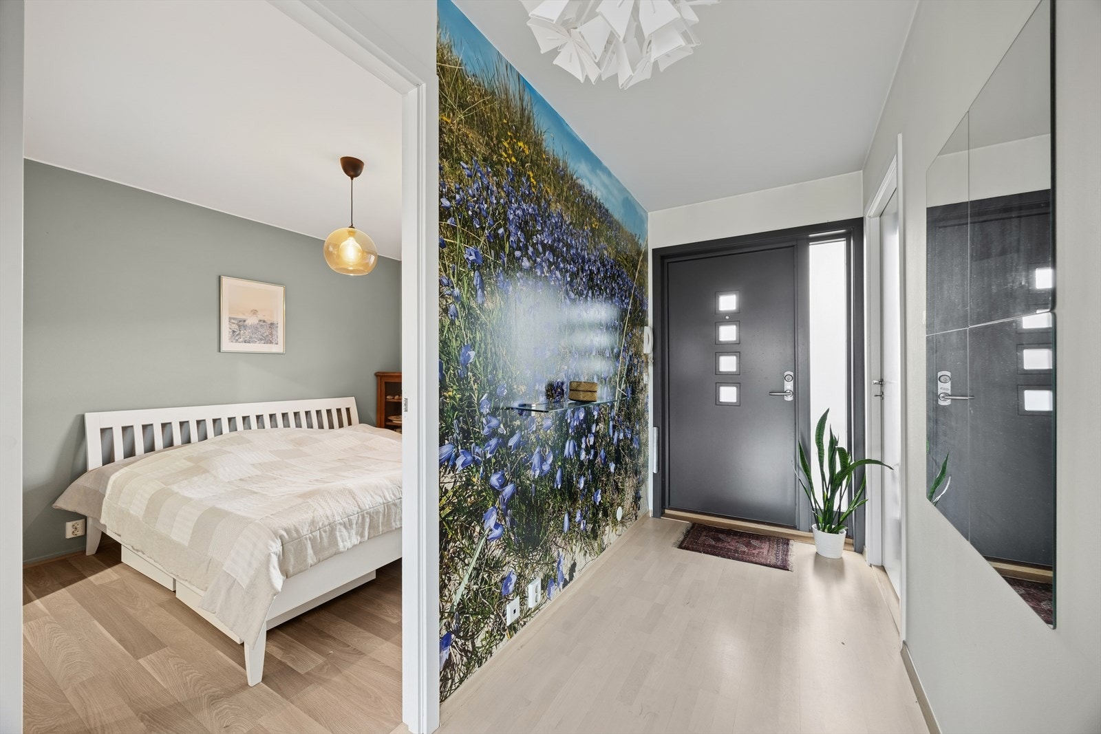 Ved inngangen blir du møtt av en lys og lang gang med tilgang til både arbeidsrom, soverom og baderom. Galleribilde