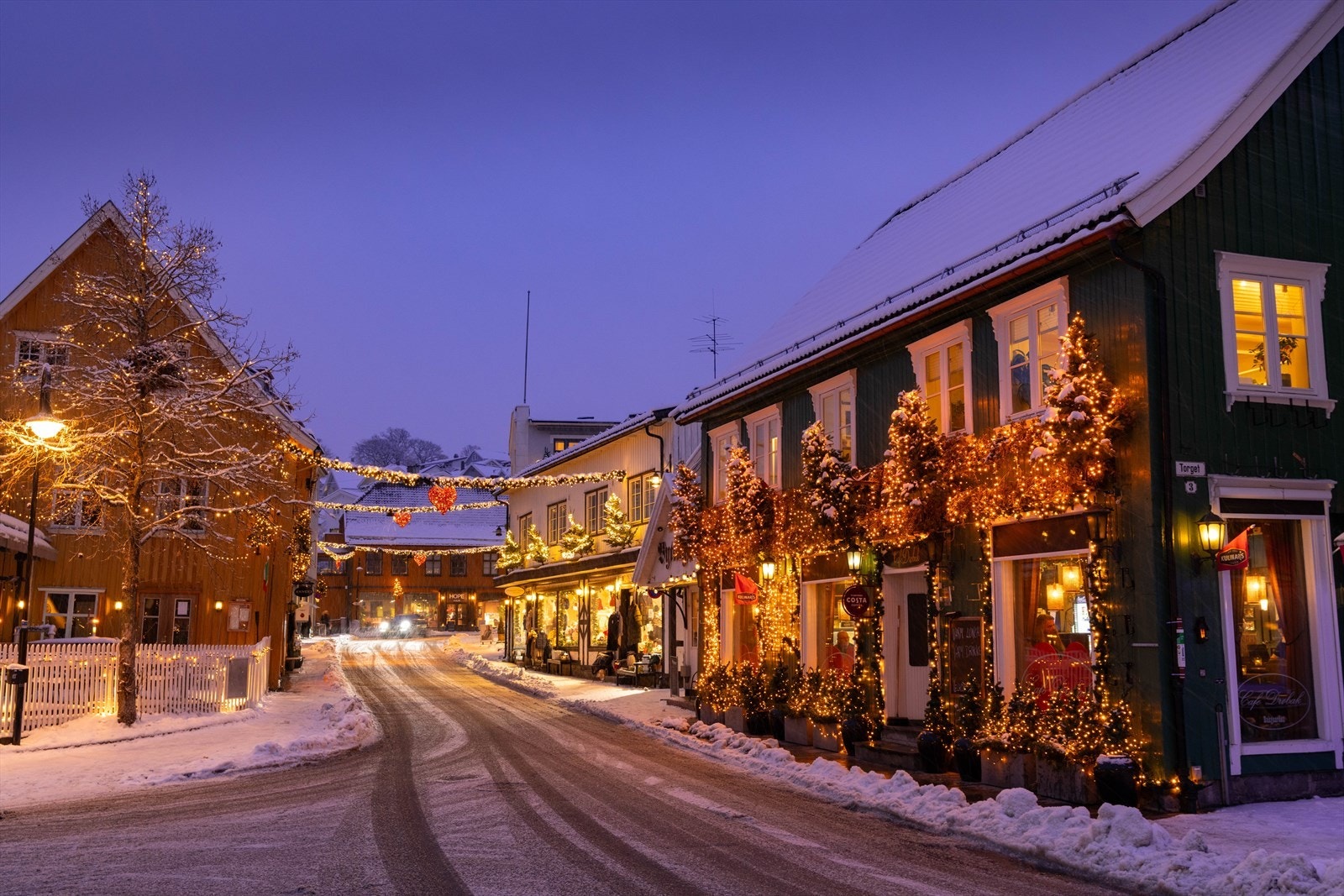 Vinterstemning i Drøbak sentrum med snø, julelys og hyggelig bymiljø. Galleribilde