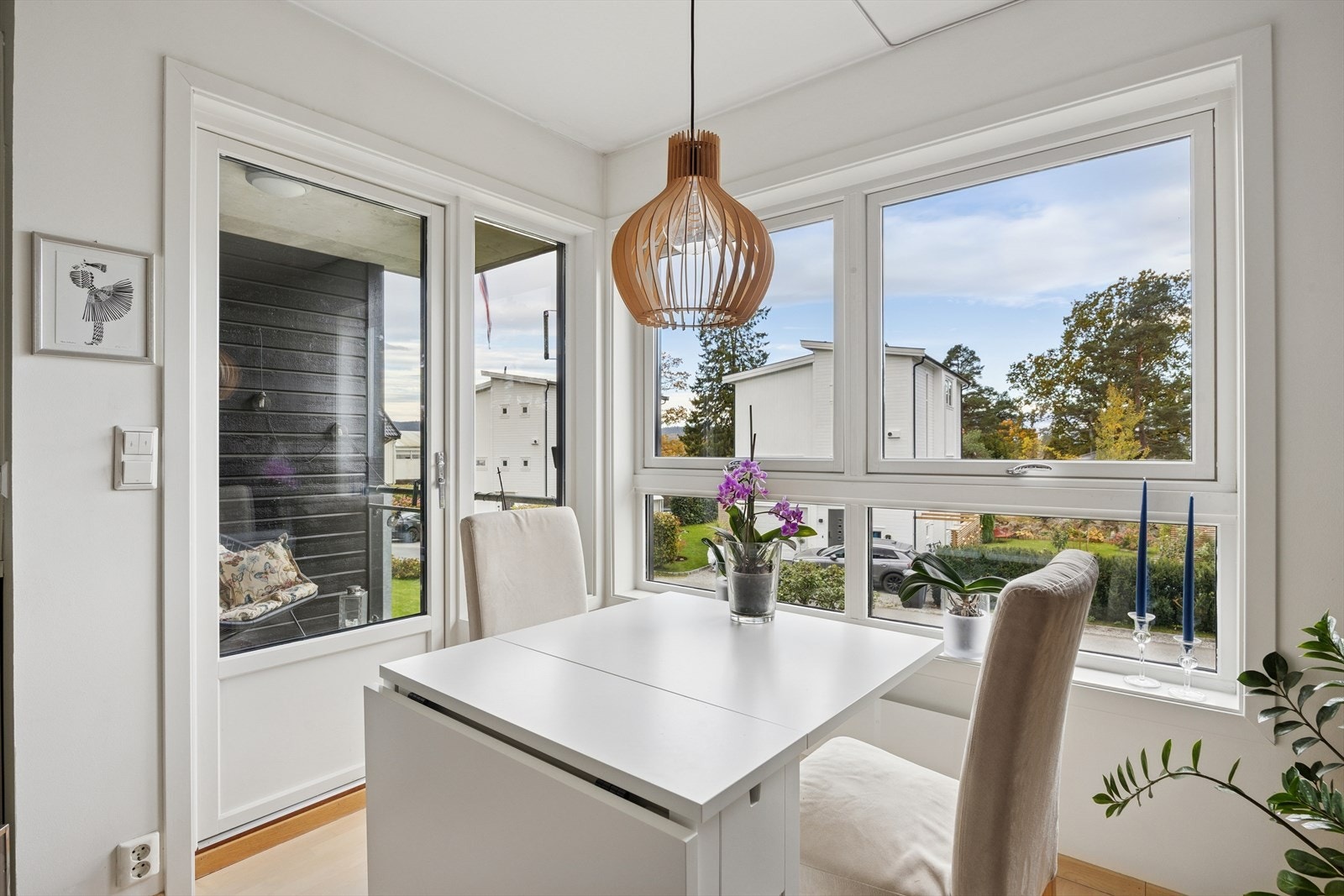 Store vindusflater som sammen med en terrassedør gir rikelig med dagslys. Galleribilde