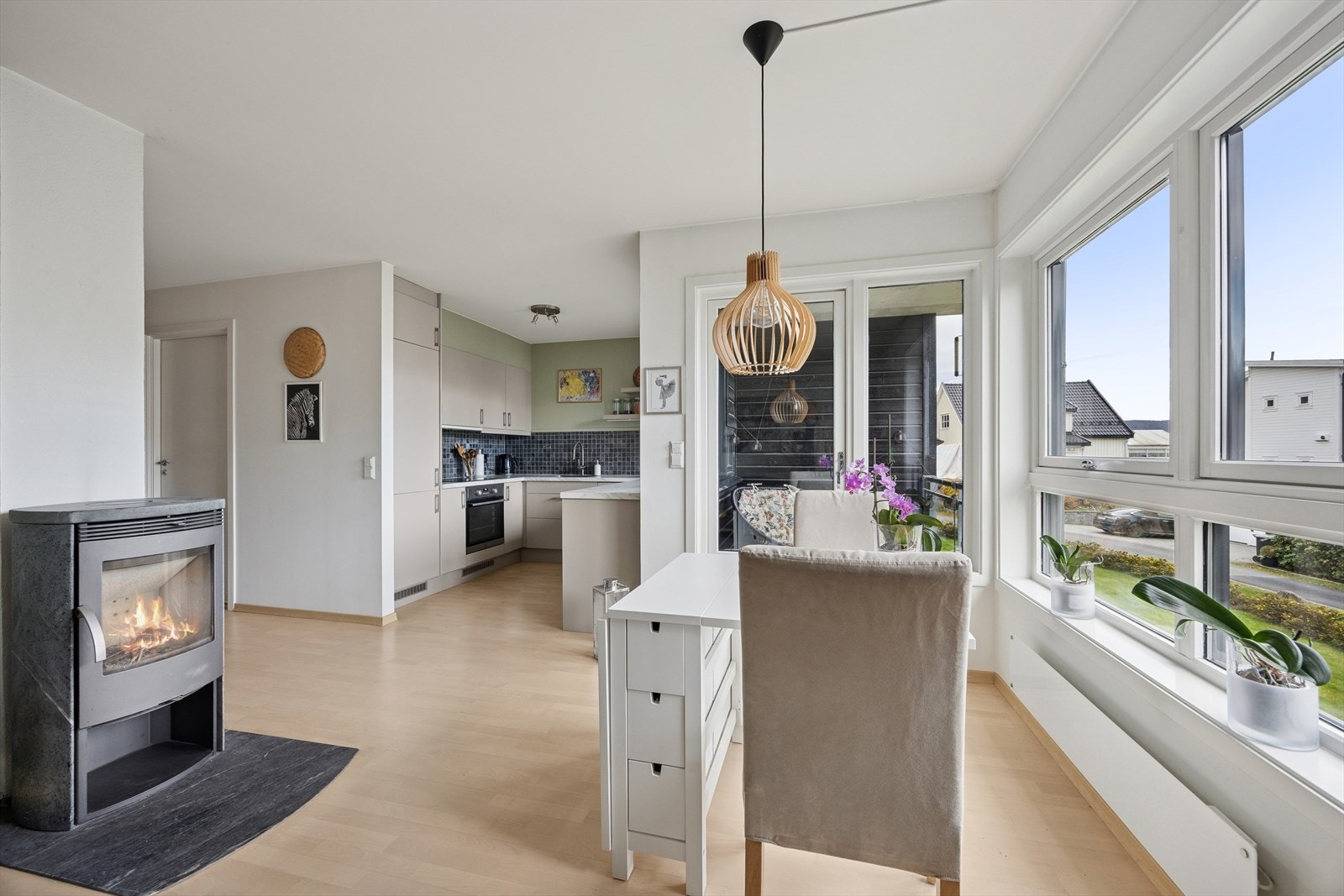 I følge selger ble alle vegger malt i 2022 og parkettgulvet ble slipt i 2020. Galleribilde