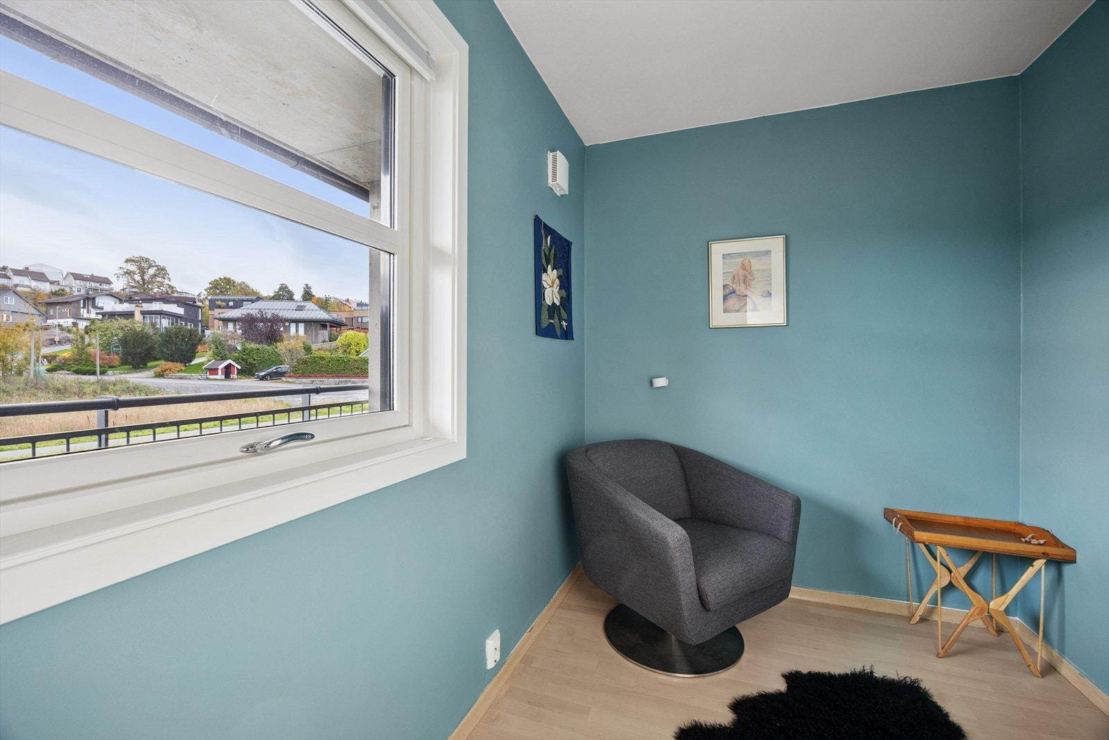 Leiligheten har et innbydende soverom og et arbeidsrom. Galleribilde