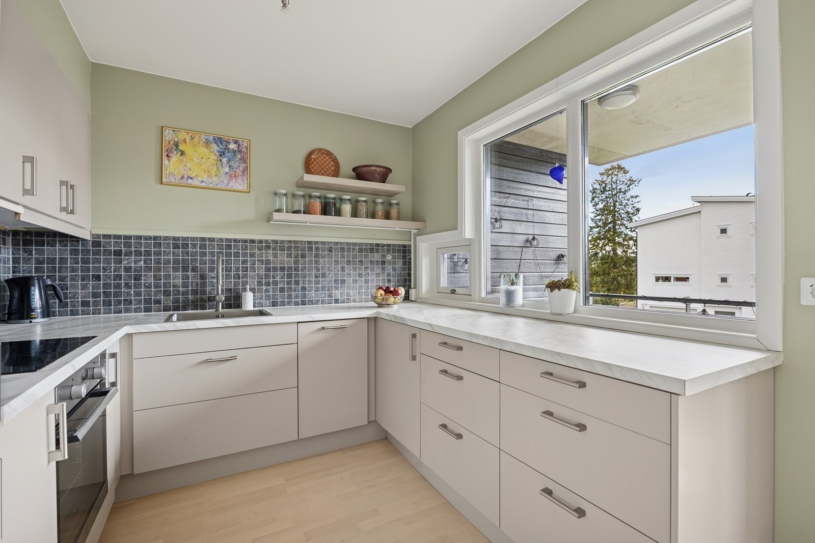 Den praktiske vinkelløsningen gir optimal utnyttelse av plassen, og kombinasjonen av skuffer og skap gir god og fleksibel oppbevaring. Galleribilde