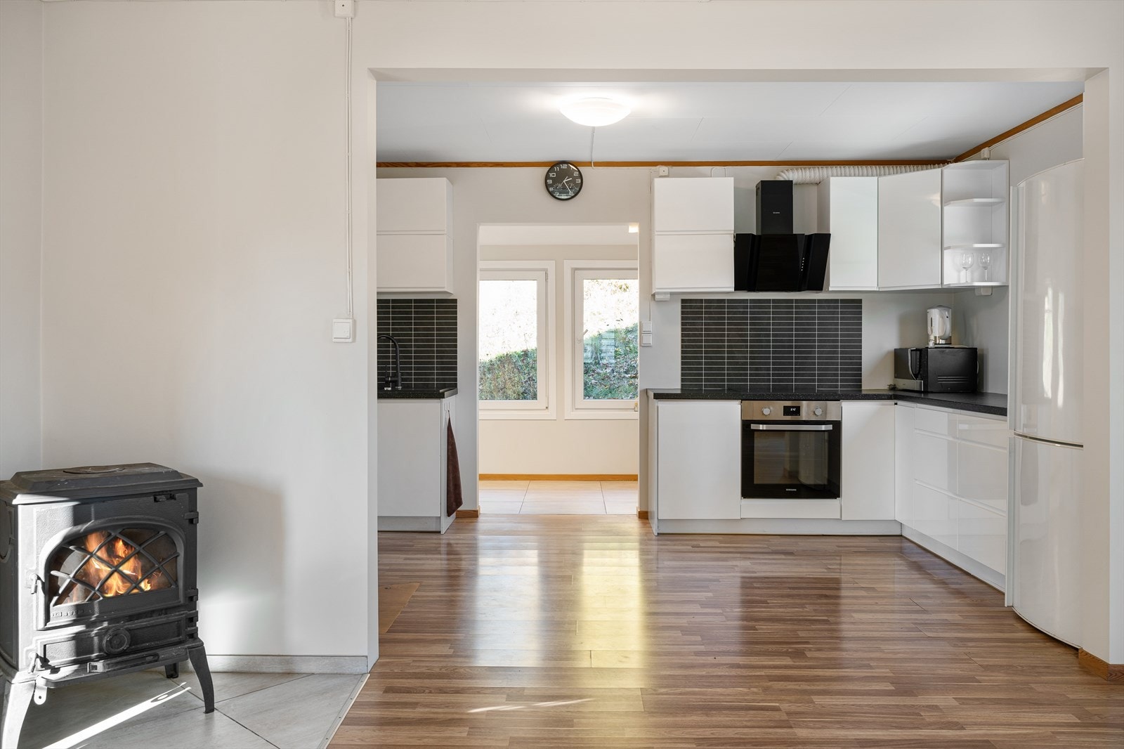 Kjøleskap/frys, oppvaskmaskin, stekeovn og platetopp medfølger. Galleribilde