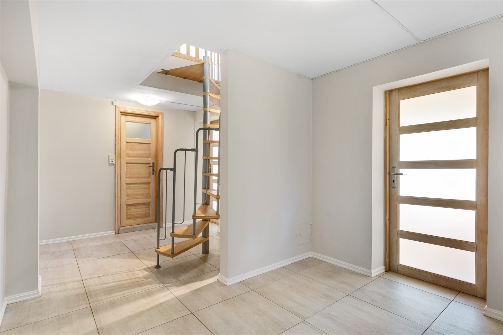 Romslig hall med varmepumpe Galleribilde