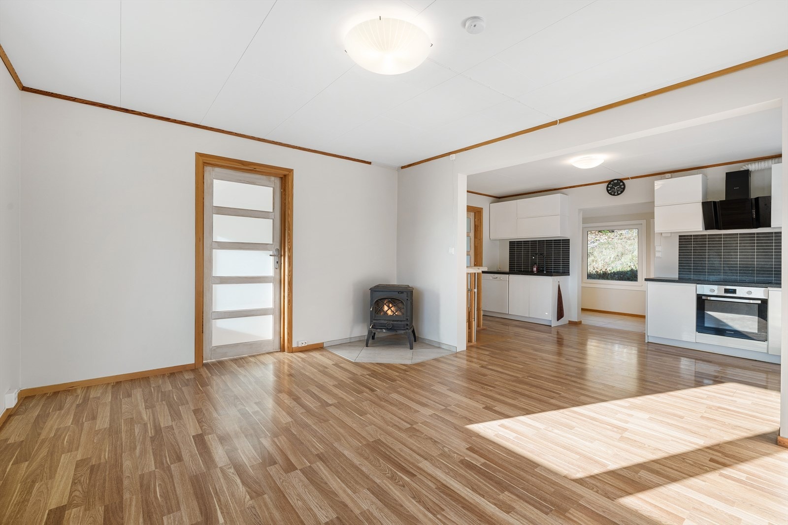 Stue og kjøkken er i åpen løsning Galleribilde