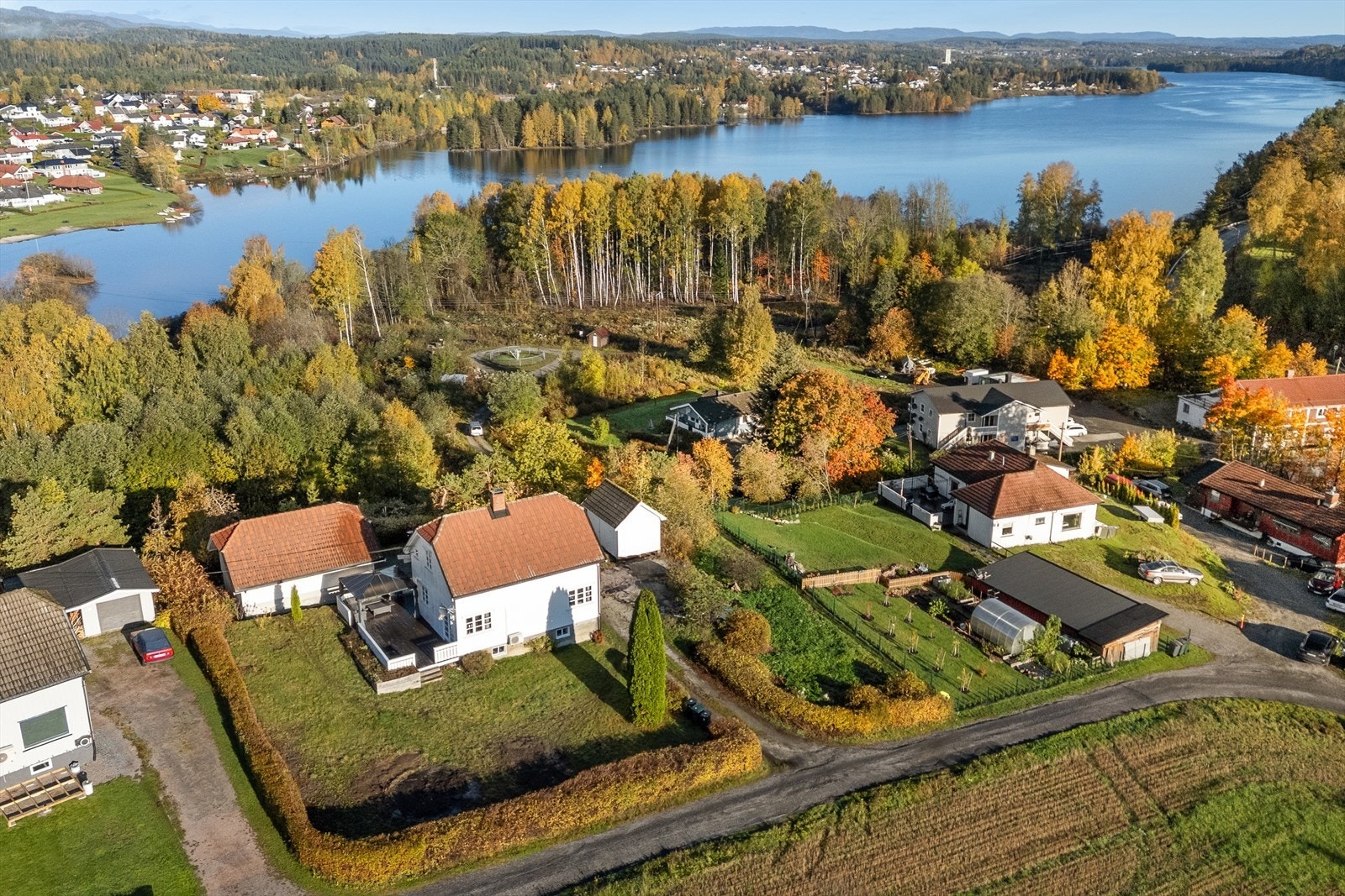 Nærhet til Øståsen med flotte tur- og rekreasjonsområder sommer som vinter og med fine skiløyper inn i Finnemarka. Det er barnehage og barneskole i nærområdet. Nærhet til Vikersund idrettsplass med sandhåndballbane og fotballbane. Modum Skisenter i Vikers Galleribilde