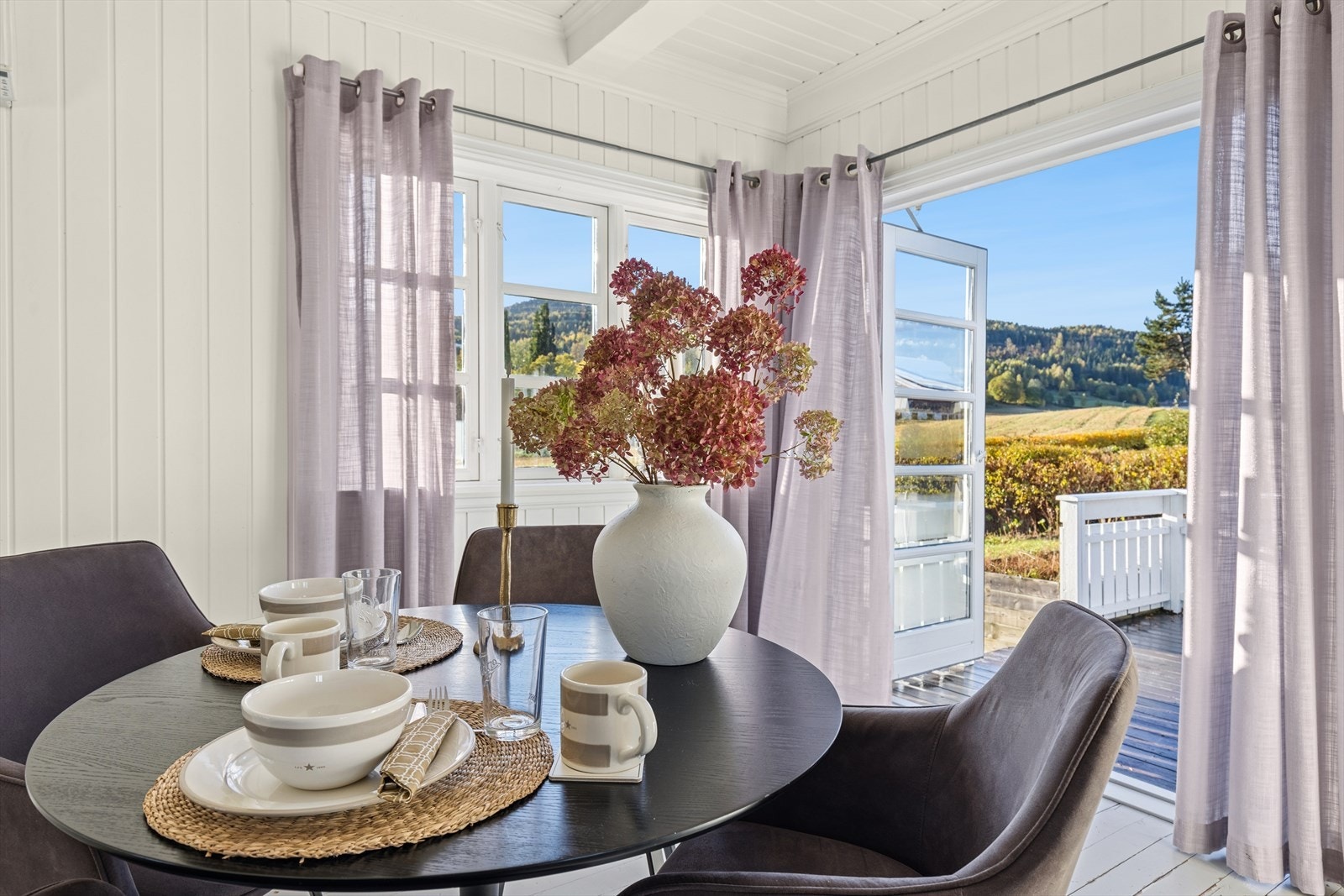 Her kan man også nyte koselig utsikt ut mot jordene! Galleribilde