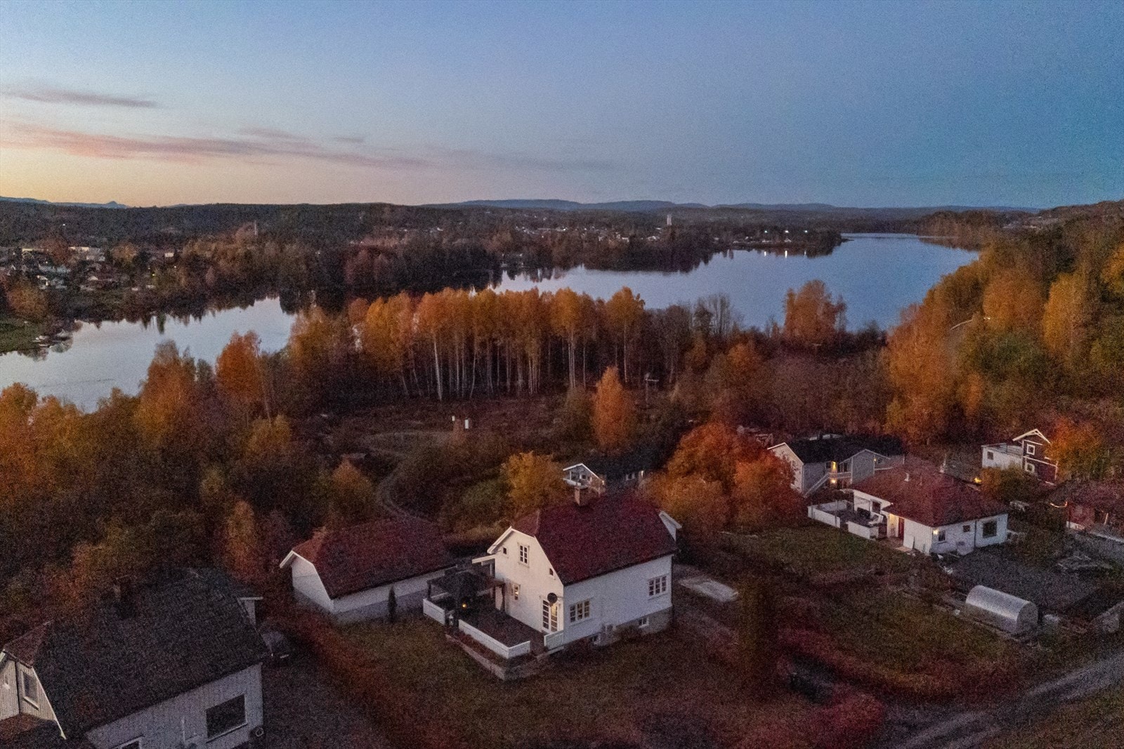 Eiendommen har stor tomt (ca. 1361,3m²), hage med opparbeidet plen og diverse beplantning. Like i nærheten ligger Finnemarka og Langvannet, med fantastiske tur- og rekreasjonsmuligheter året rundt. Galleribilde