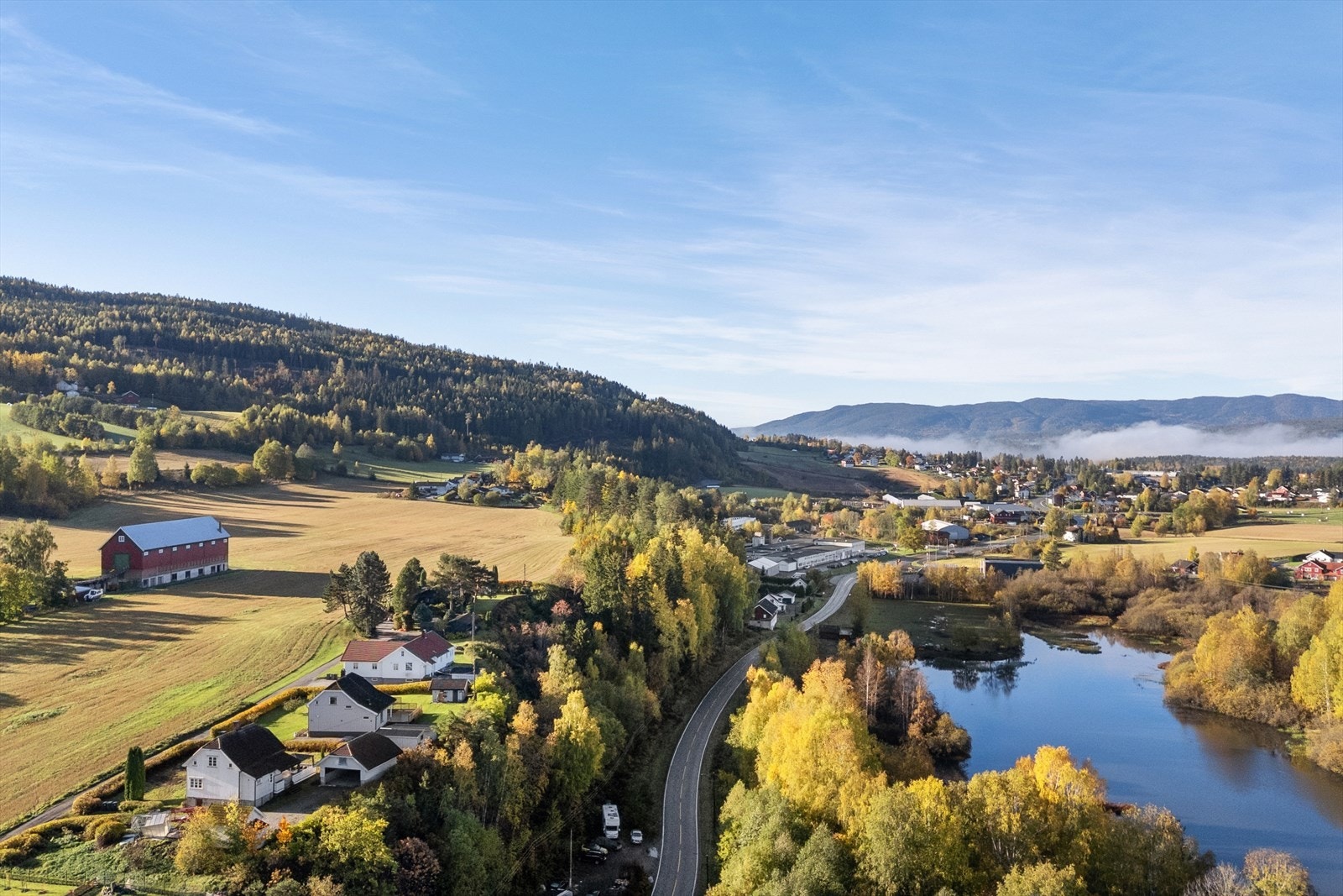 Furumo Idrettspark ligger ca. 5 minutters kjøring unna og kan by på opplyste helårs turløyper, svømmehall, friidretts- og kunstisbane. Kyststien "Modum på lags" strekker seg fra Vikersund i nord mot Åmot i syd. Galleribilde