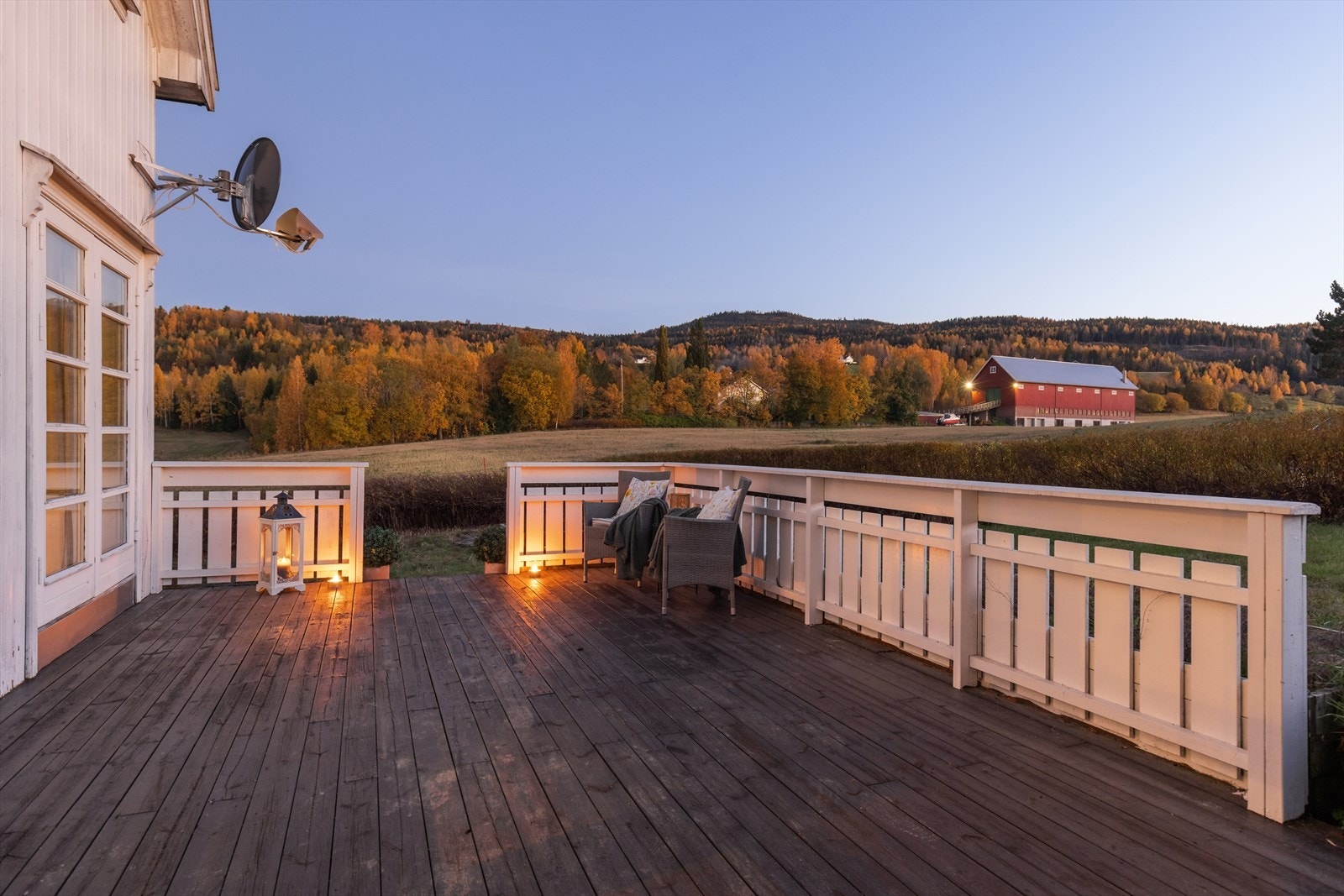 Romslig og usjenert terrasse med nydelig utsikt over jordene - perfekt for rolige stunder i vakre omgivelser. Galleribilde