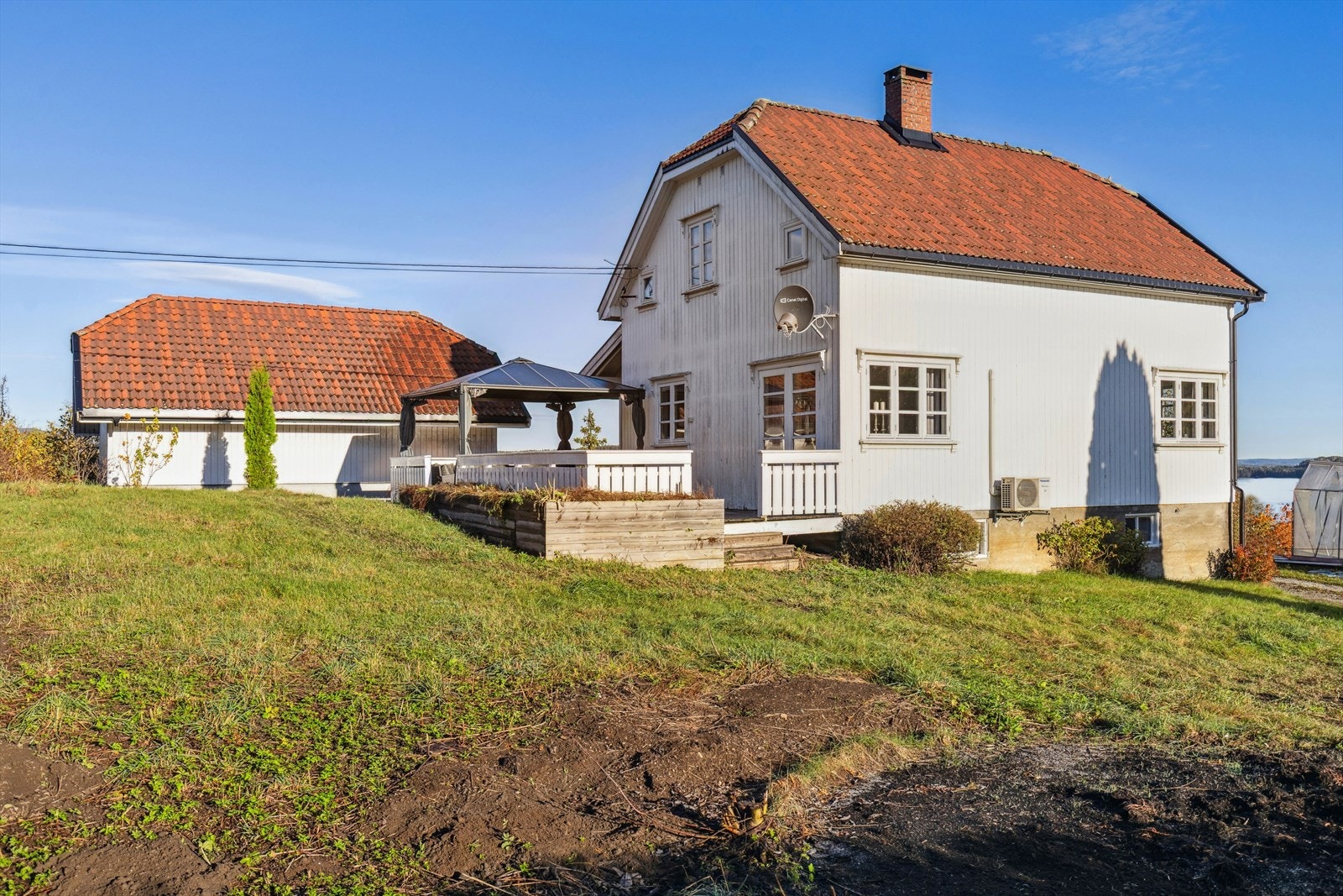 Tomten er stor og måler ca. 1361,3m². Galleribilde