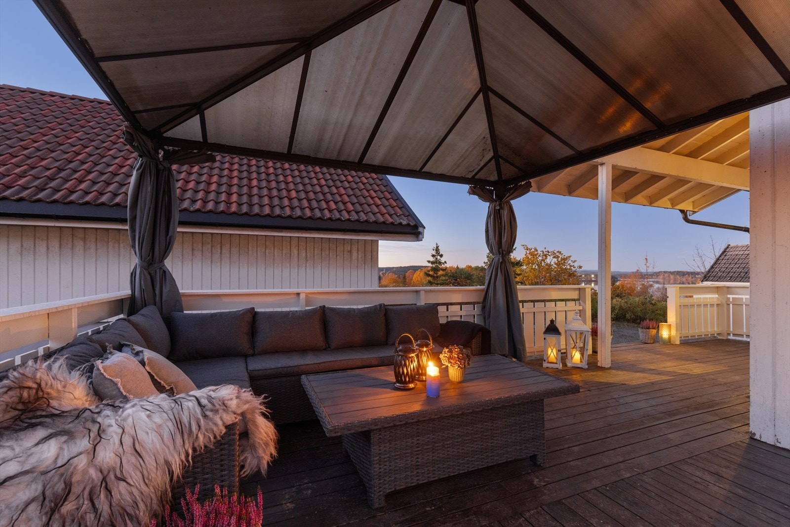 Her er det god plass til og samle familie og venner til hyggelige lag. Galleribilde