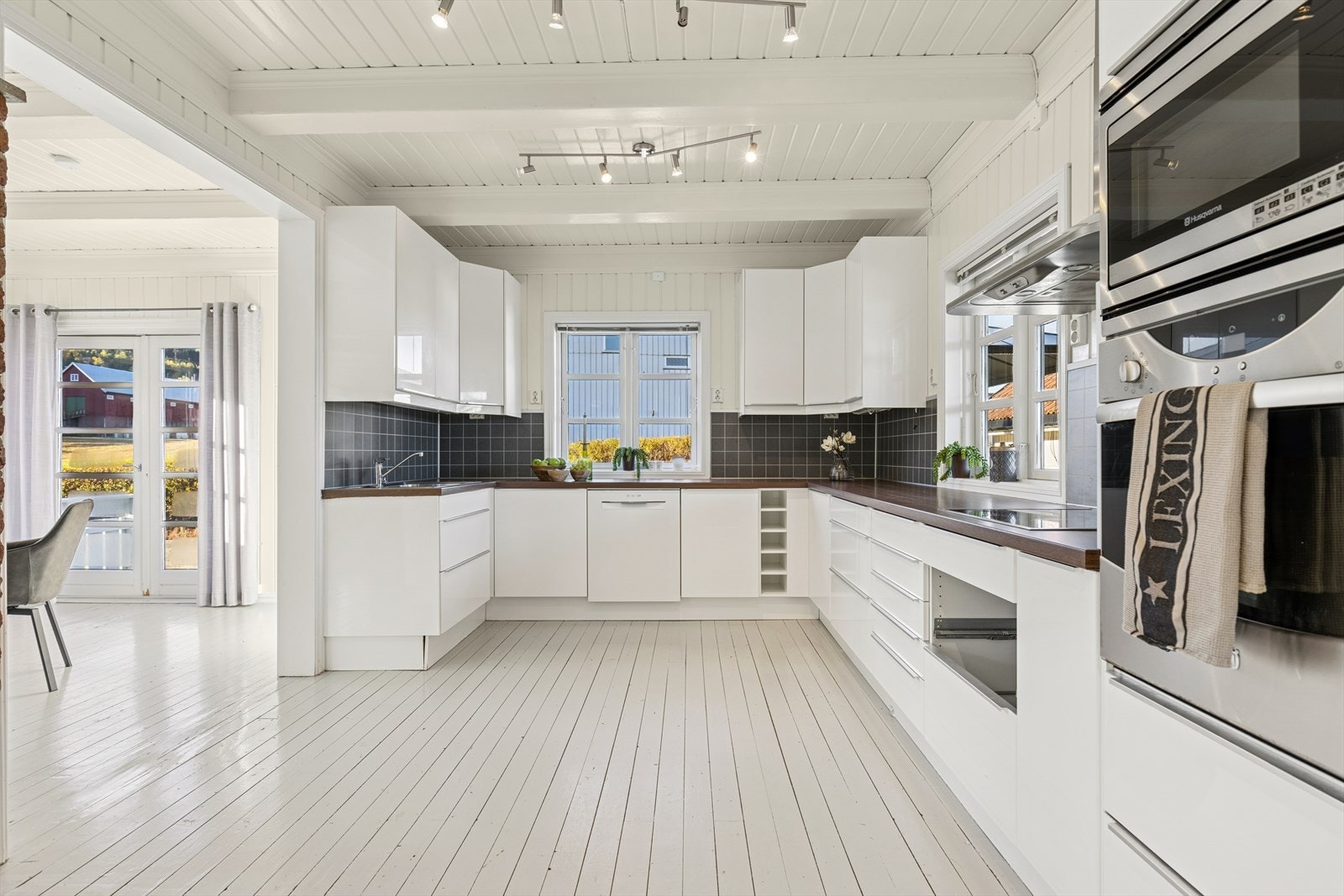 Det er dekorplater på vegg over benk og kjøkkenventilator med avtrekk ut. Hvitevarer som koketopp, stekeovn, mikrobølgeovn og oppvaskmaskin er integrert. Det er plass for kjøleskap. Vedr. hvitevarer se pkt. "løsøre og tilbehør" i salgsoppgaven. Galleribilde