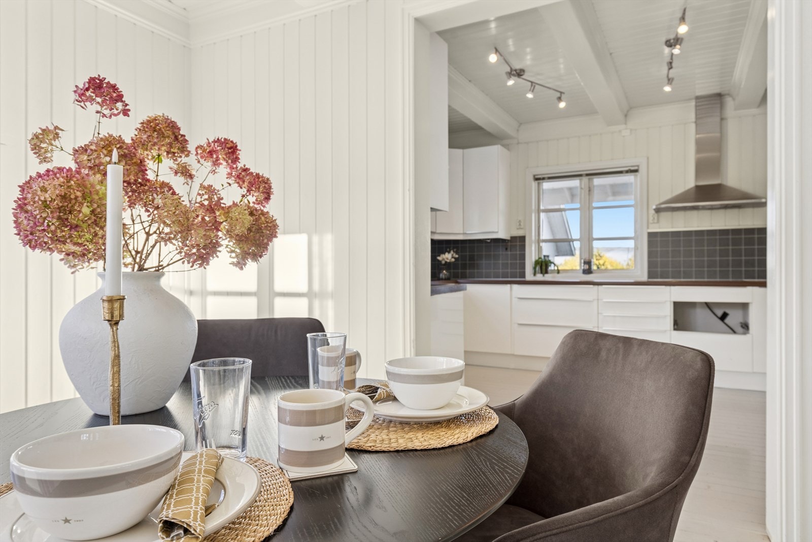 Praktisk med spisestue like ved kjøkkenet. Galleribilde