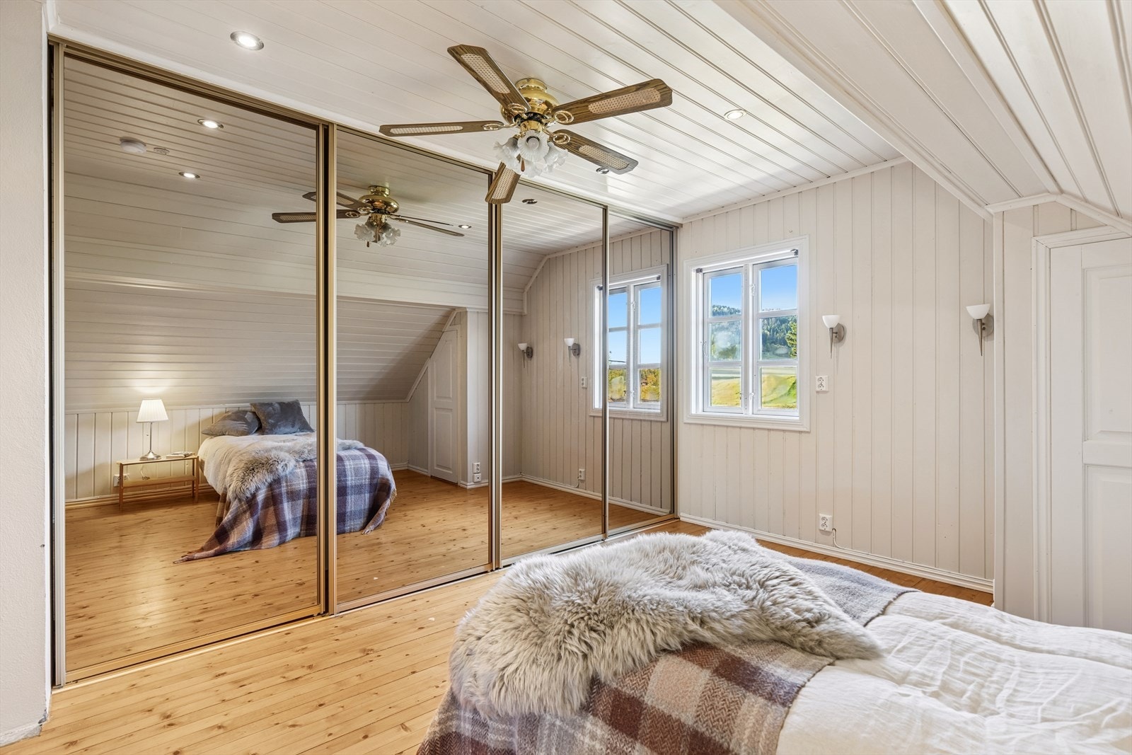 Soverom nr. 2 med god plass til seng, skyvedørsgarderobe og med plass til annet møblement om ønskelig. (Se pkt. ferdigattest i salgsoppgaven). Galleribilde