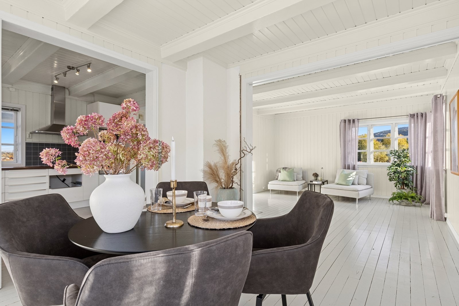 Det er også god plass til spisebord - Her kan man samle familie og venner til hyggelige sammenkomster. Galleribilde