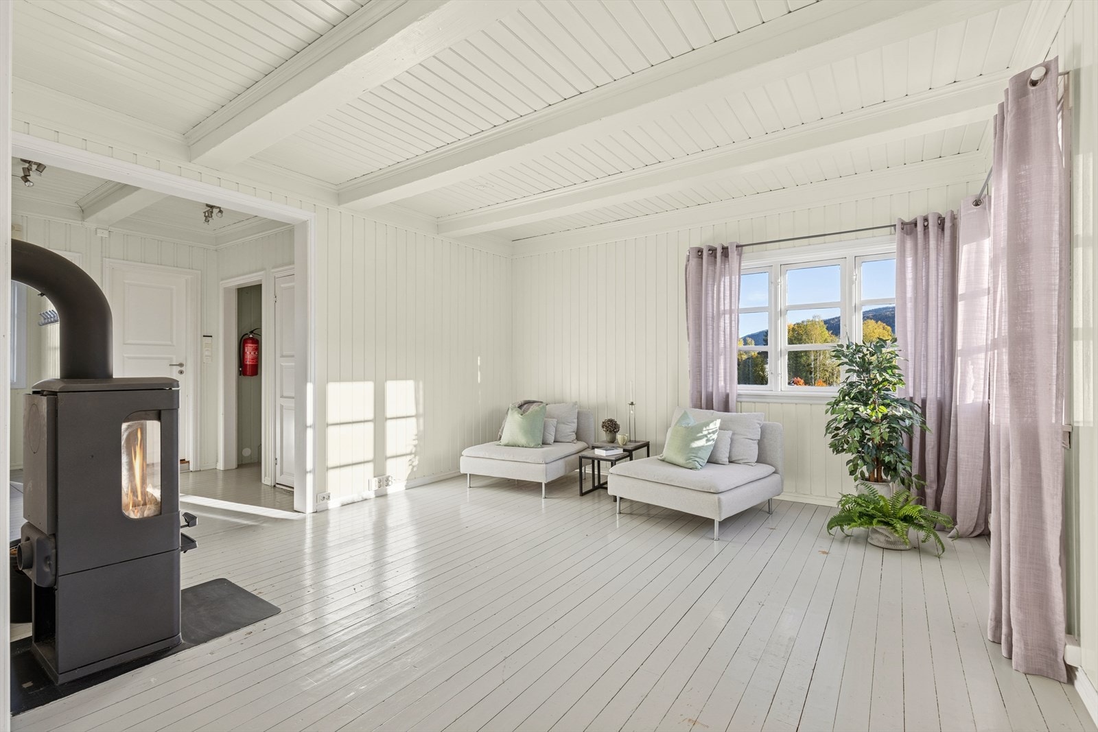 Det er peisovn i stuen som sørger for en behagelig varme på kaldere dager. Galleribilde